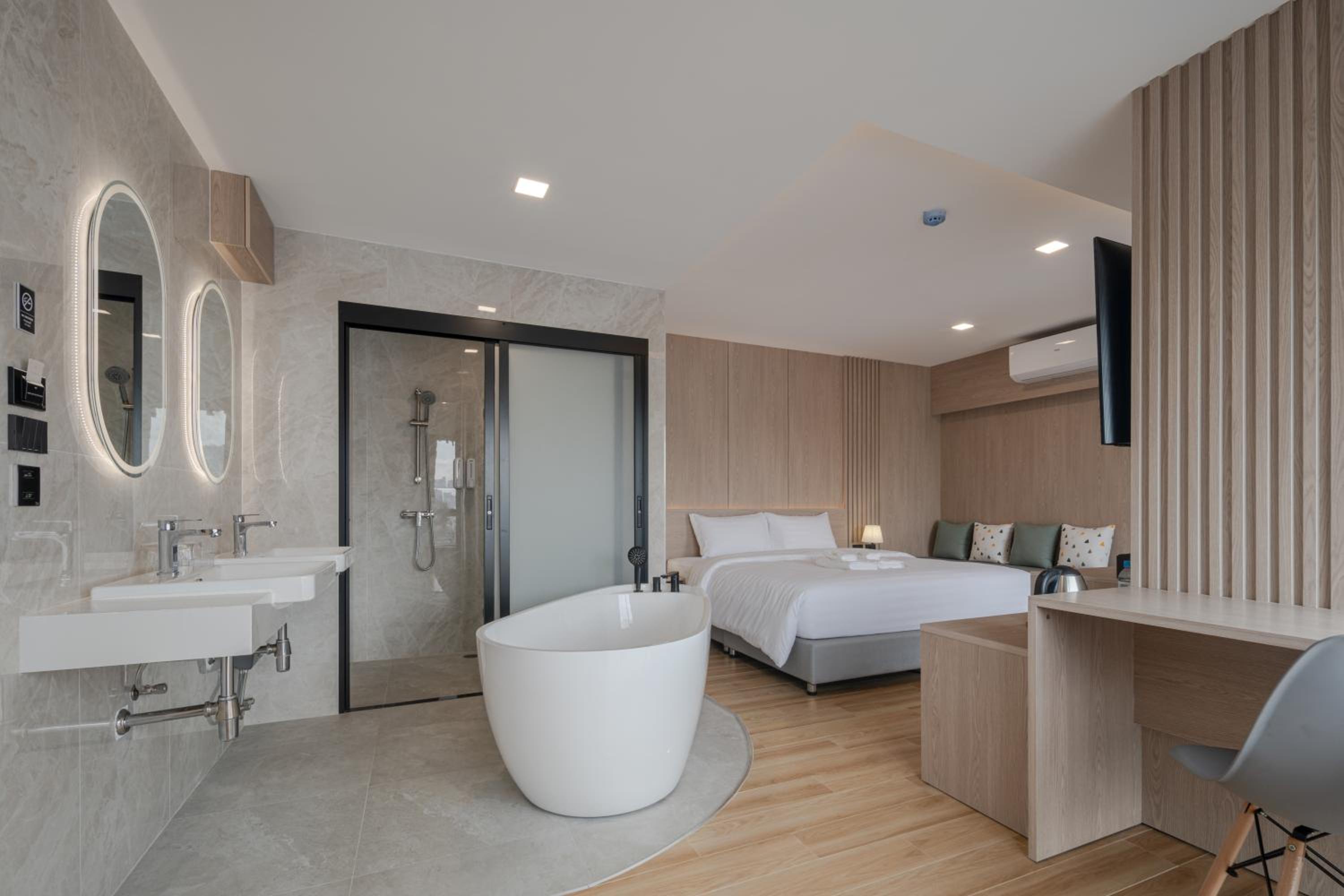 Superior King Suite photo 2