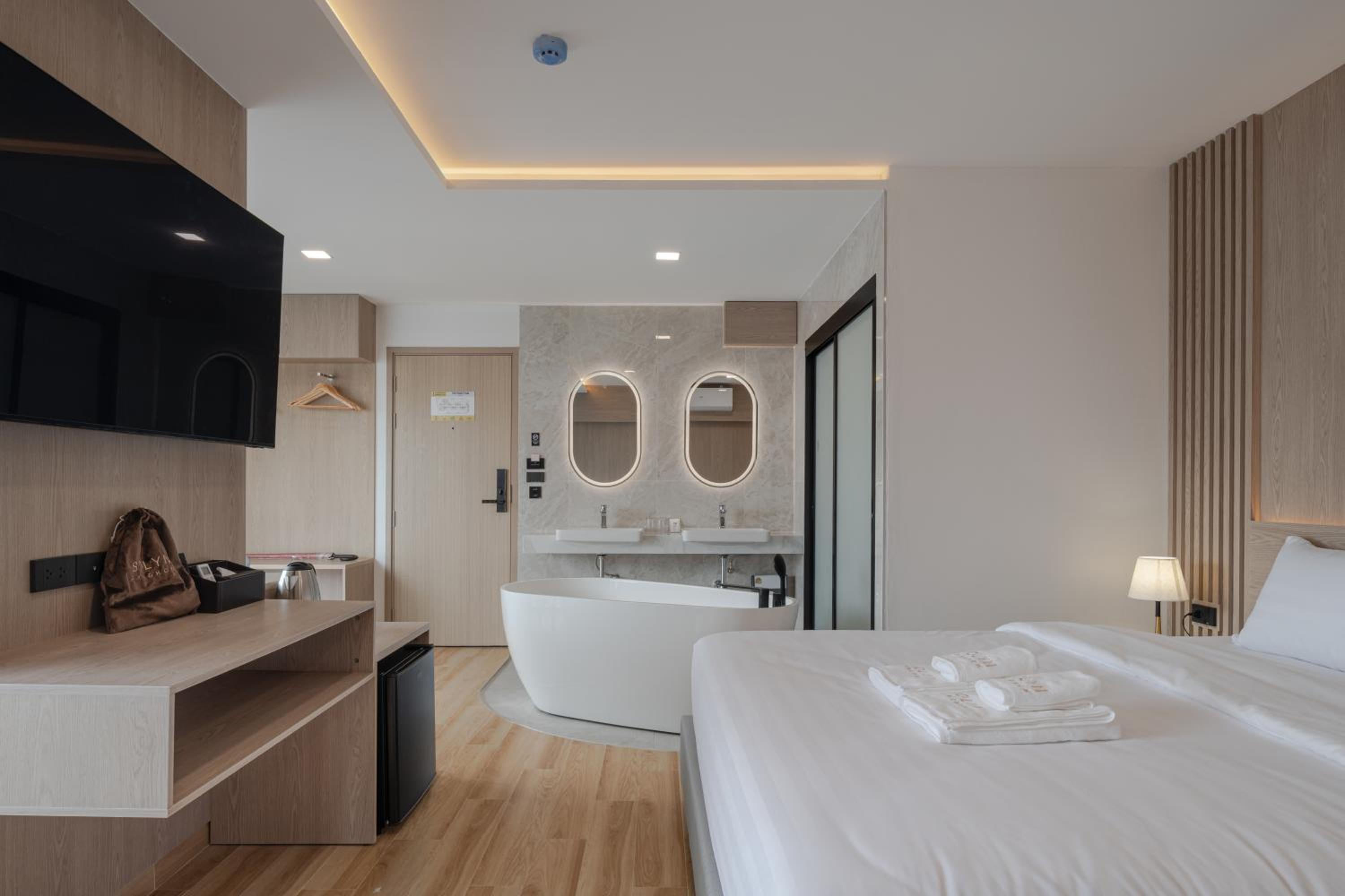 Superior King Suite