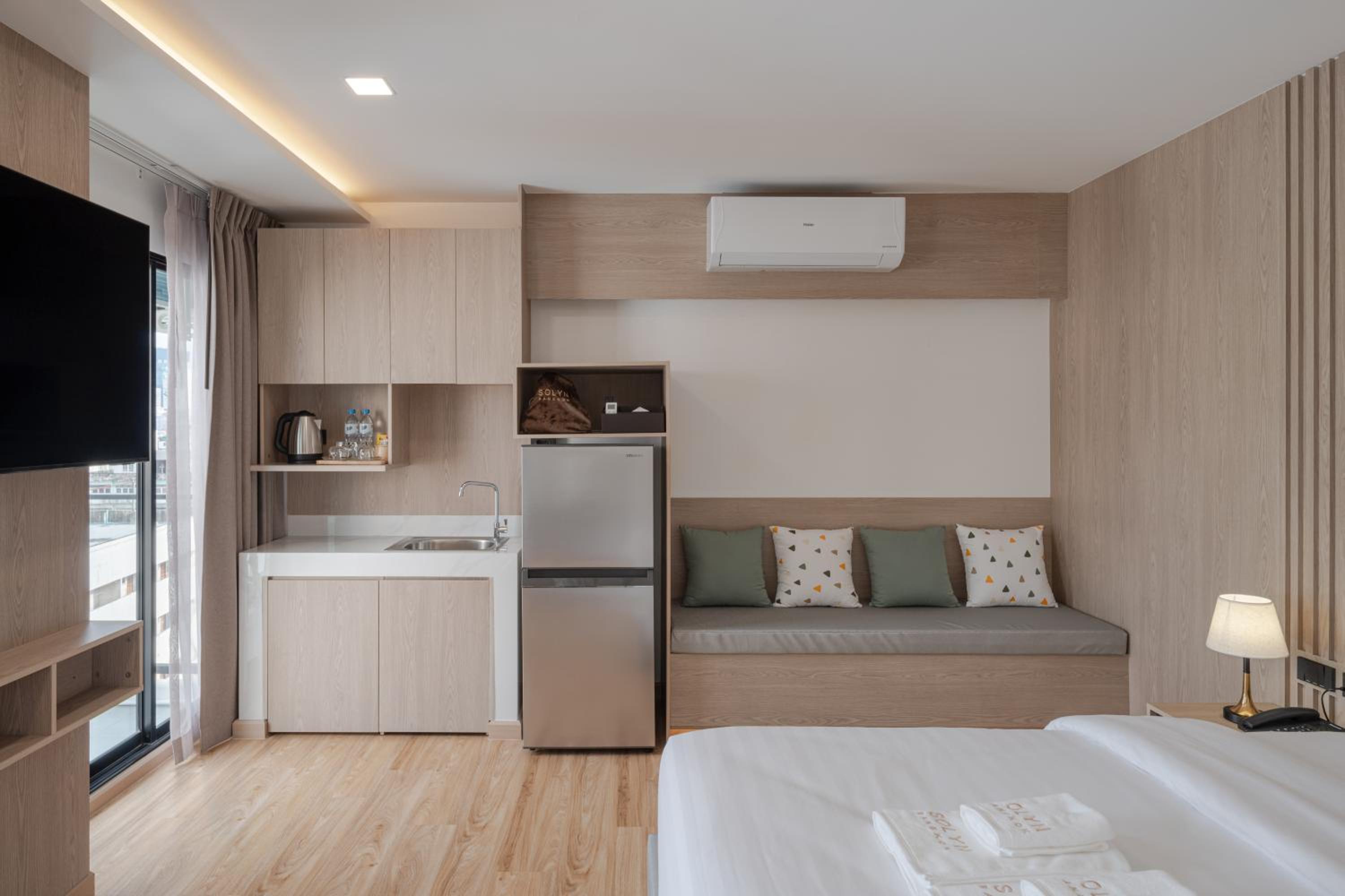 Deluxe King Suite photo 3