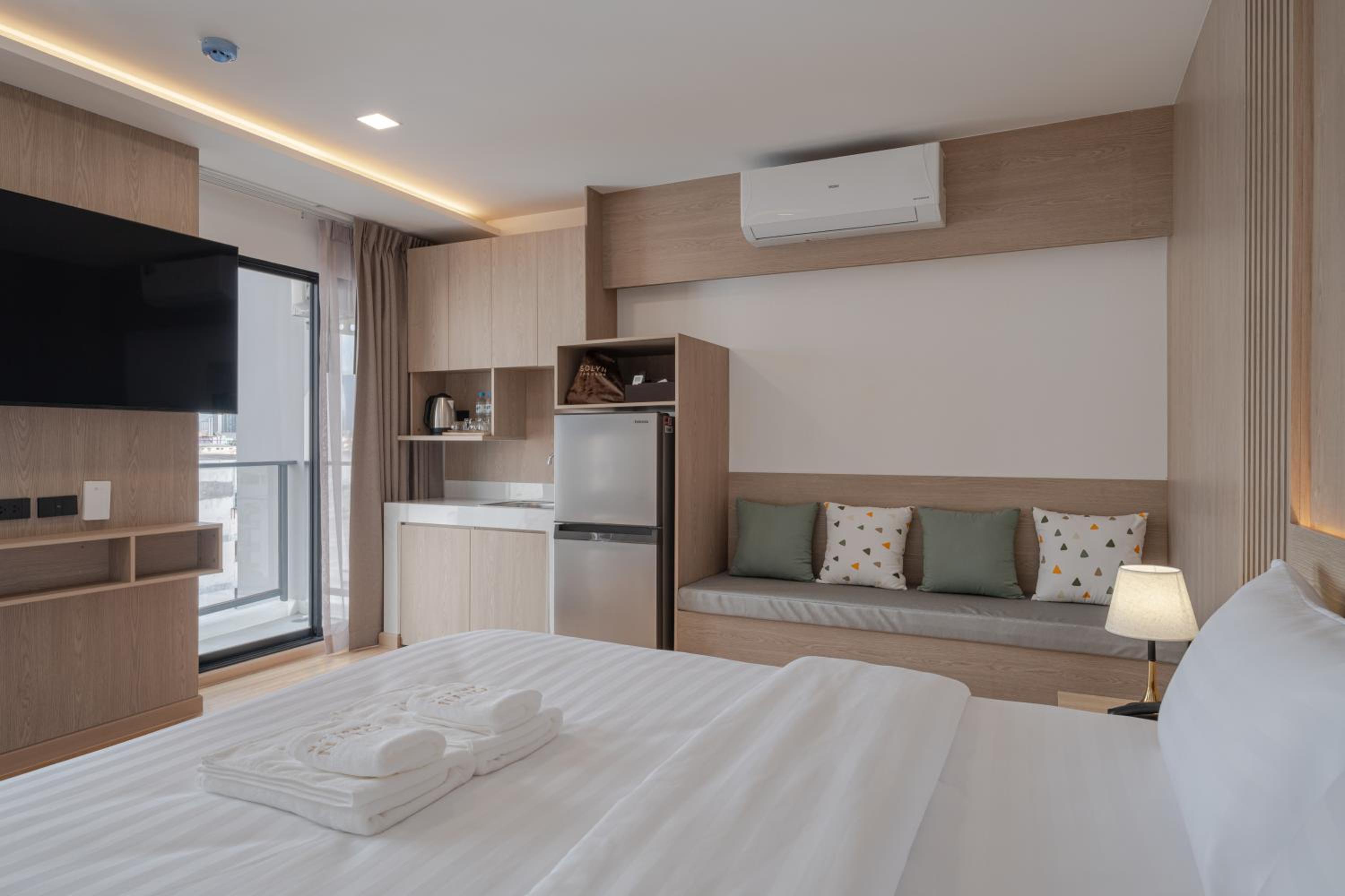 Deluxe King Suite photo 2