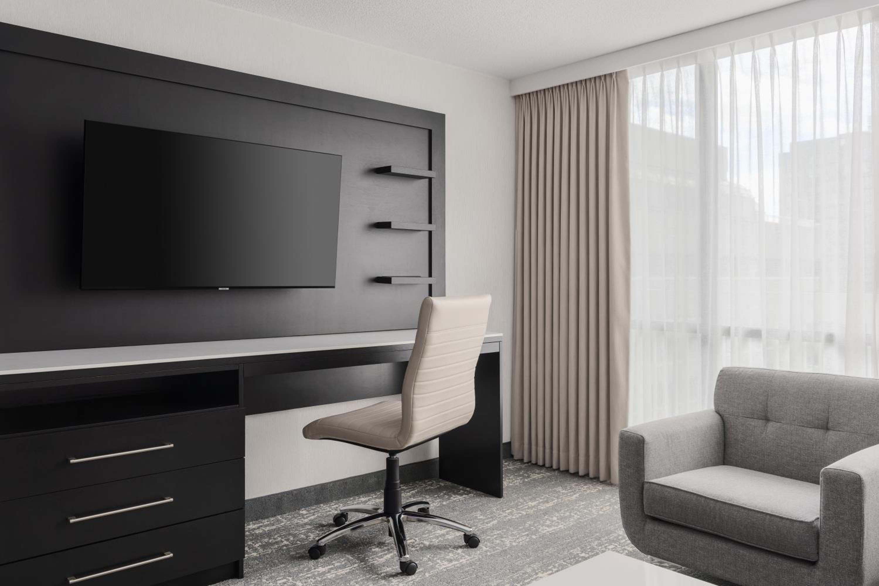 One-Bedroom Suite thumbnail 5