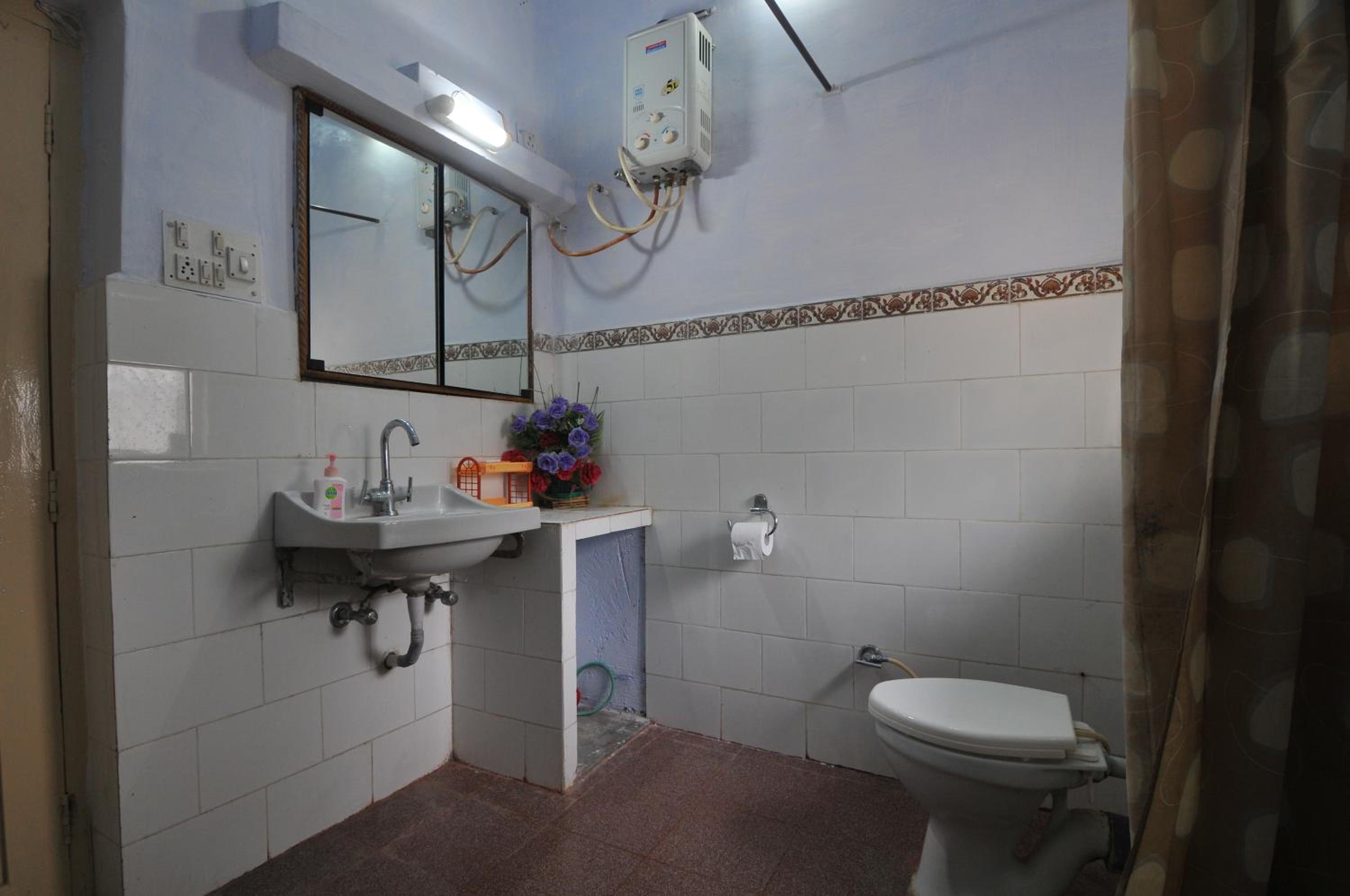 Economy Double Room (Brown) - Photo 6
