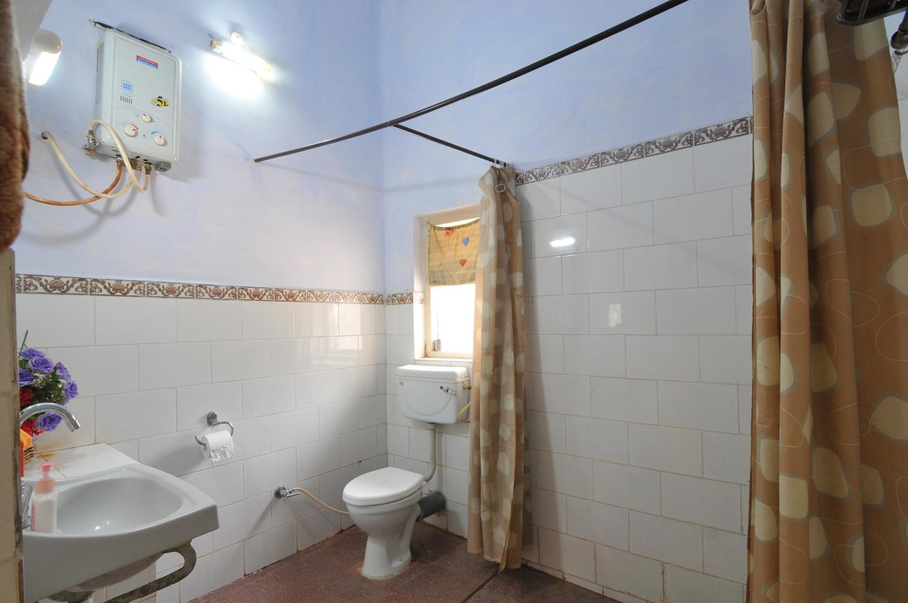 Economy Double Room (Brown) - Photo 5
