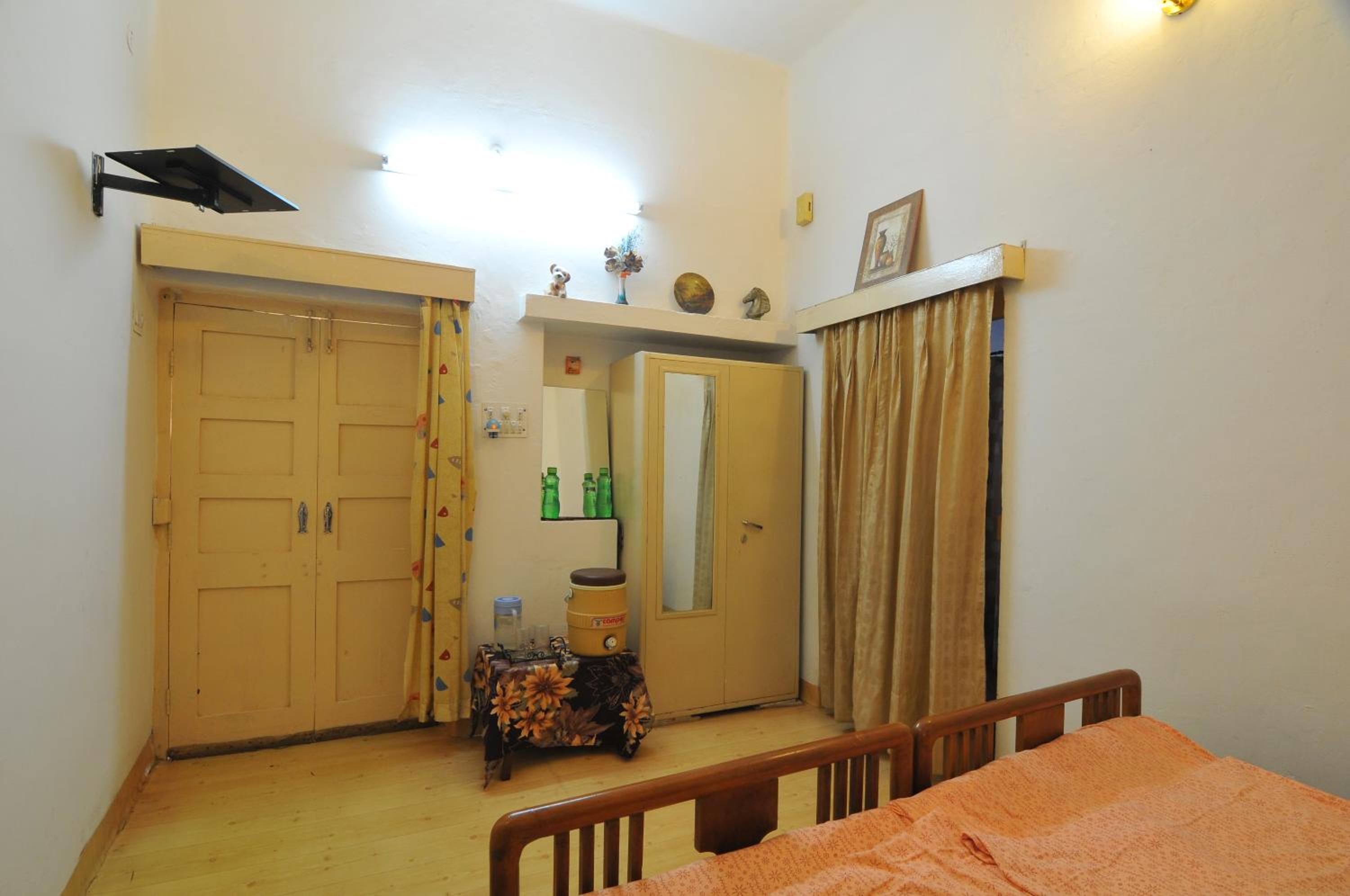 Economy Double Room (Brown) - Photo 4