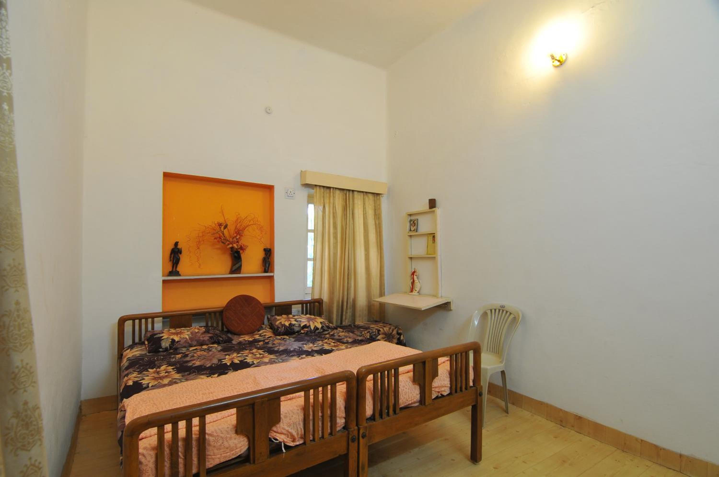 Economy Double Room (Brown) - Photo 3