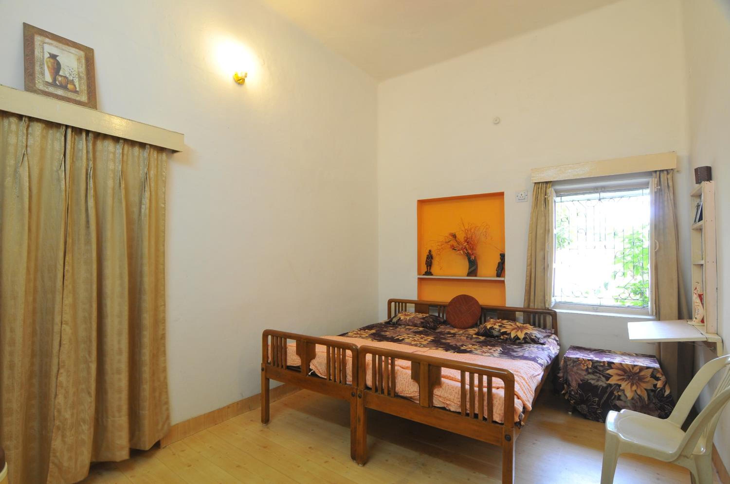Economy Double Room (Brown) - Photo 2