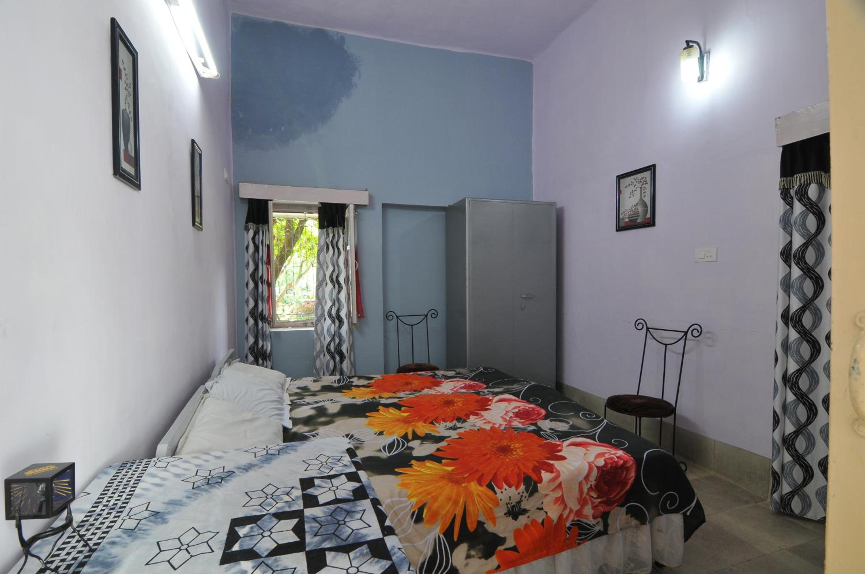 Double Room with Bathroom (Gray) - Photo 1