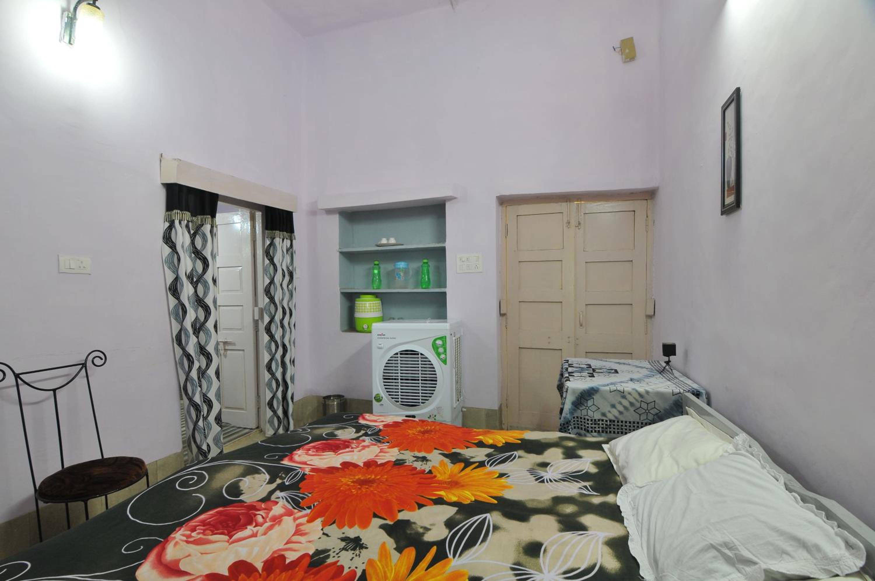 Double Room with Bathroom (Gray) - Photo 9