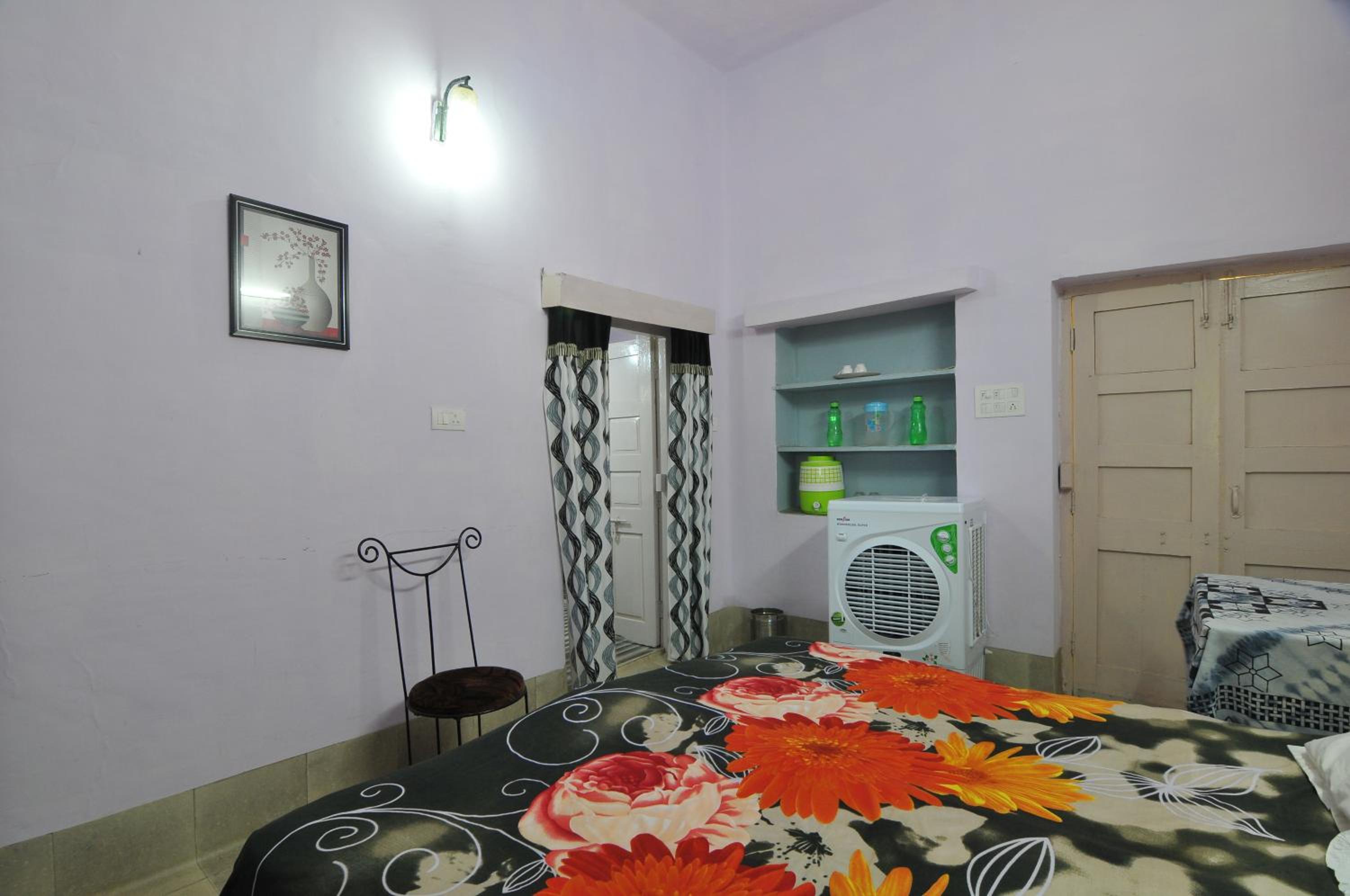Double Room with Bathroom (Gray) - Photo 8