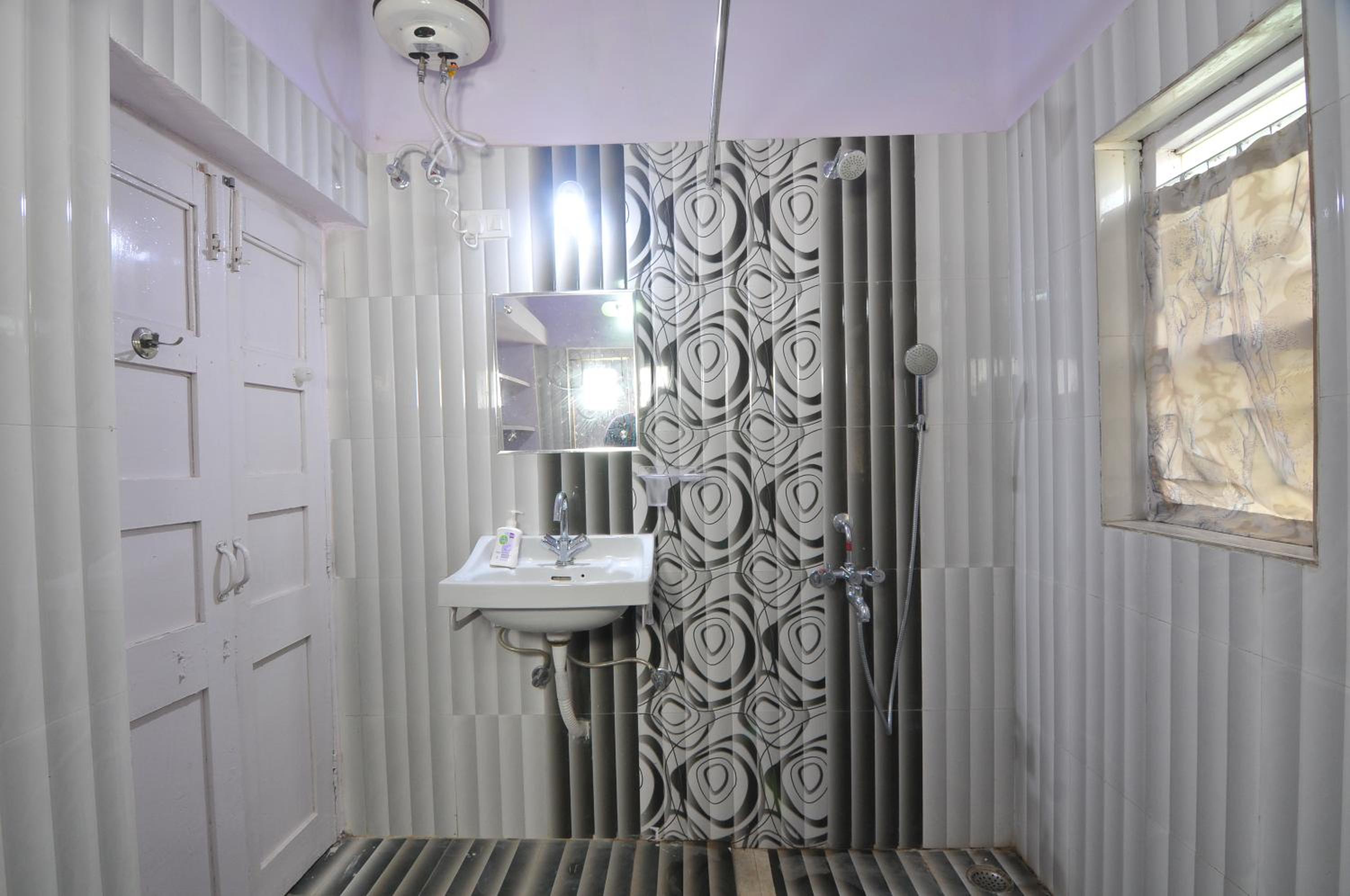 Double Room with Bathroom (Gray) - Photo 7