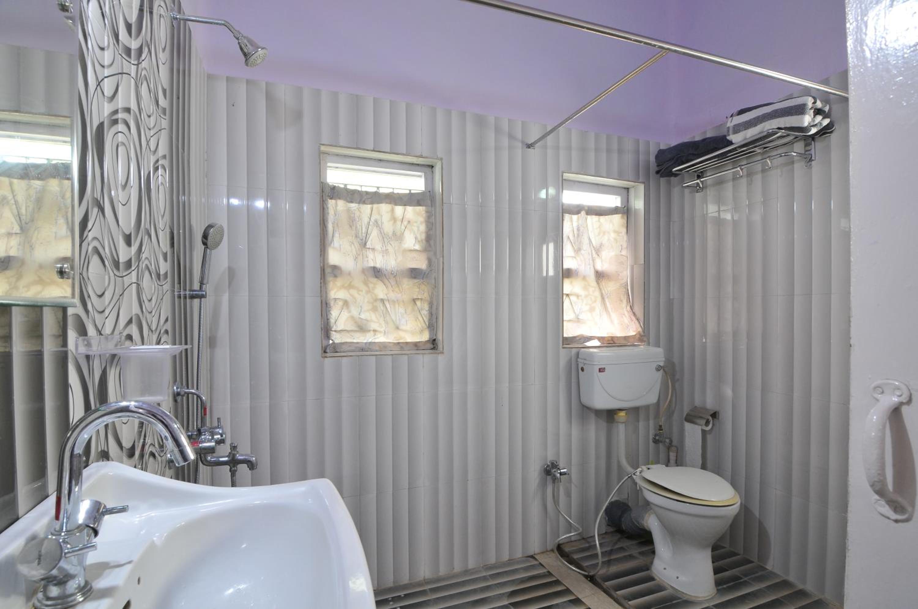 Double Room with Bathroom (Gray) - Photo 2