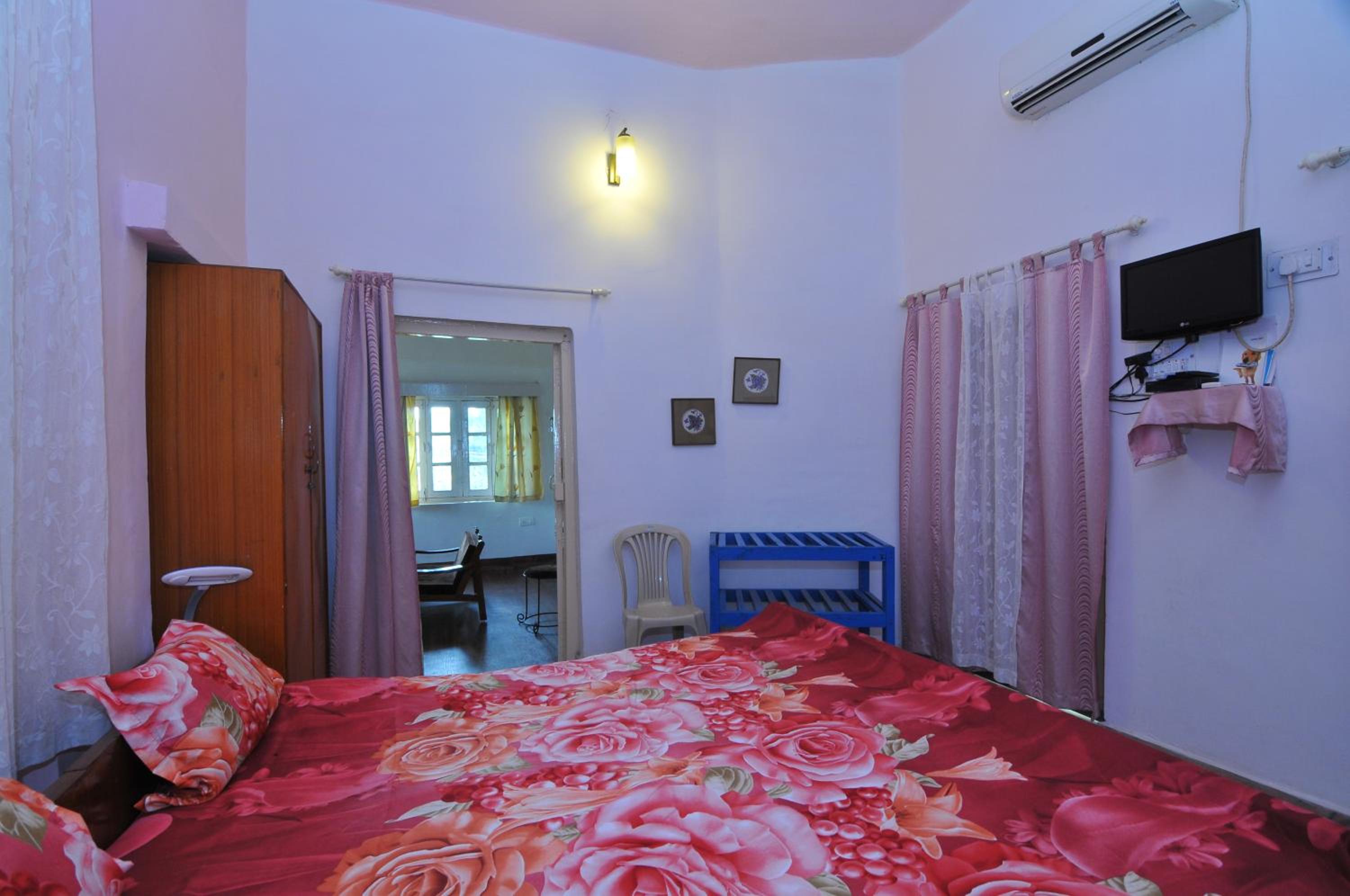 Standard Double Room (Pink) - Photo 5