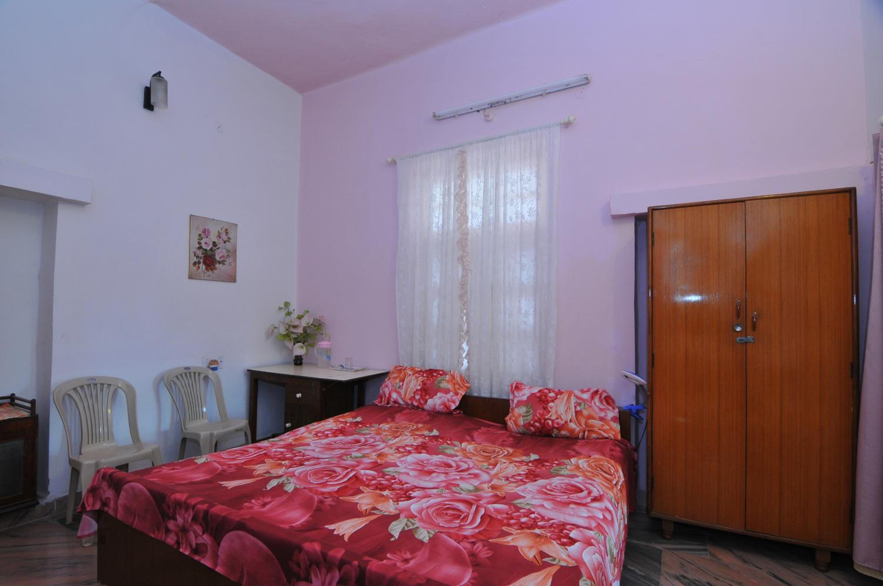 Standard Double Room (Pink) - Photo 3