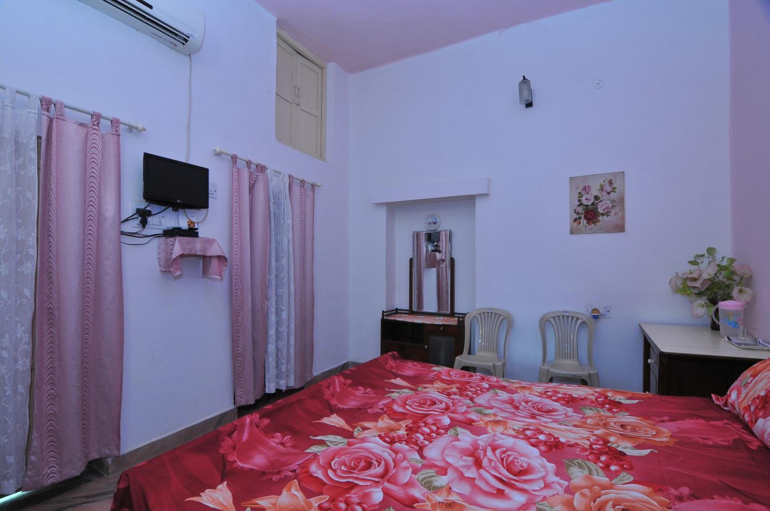 Standard Double Room (Pink) - Photo 19