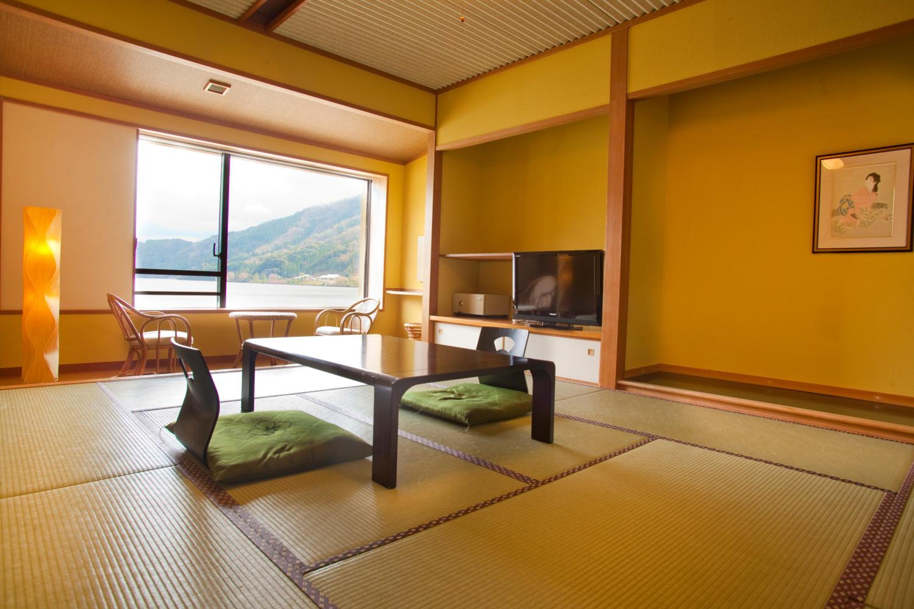 Japanese-Style Twin Room With Private Bathroom photo 3