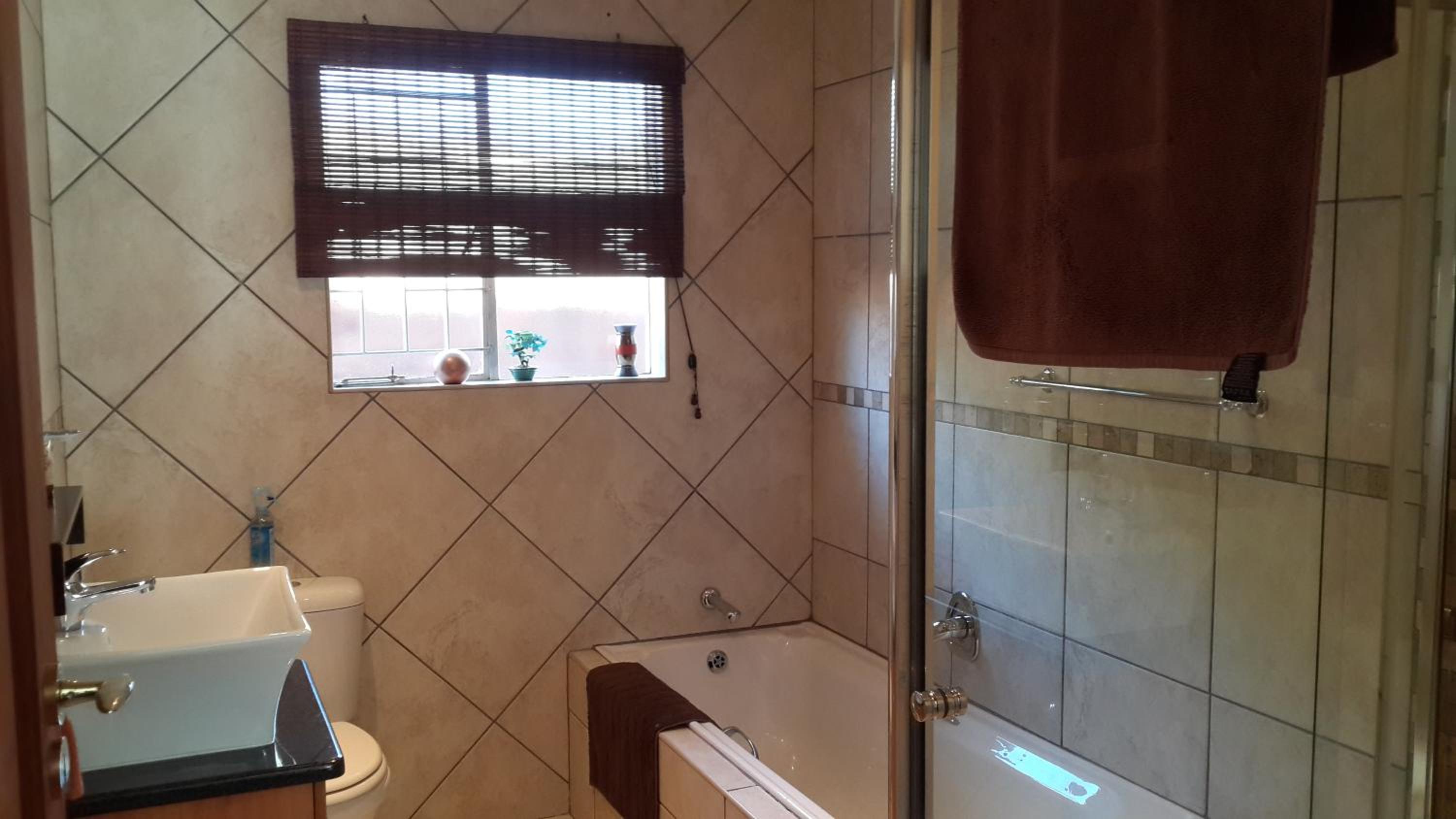 Standard Double or Twin Room - Photo 4