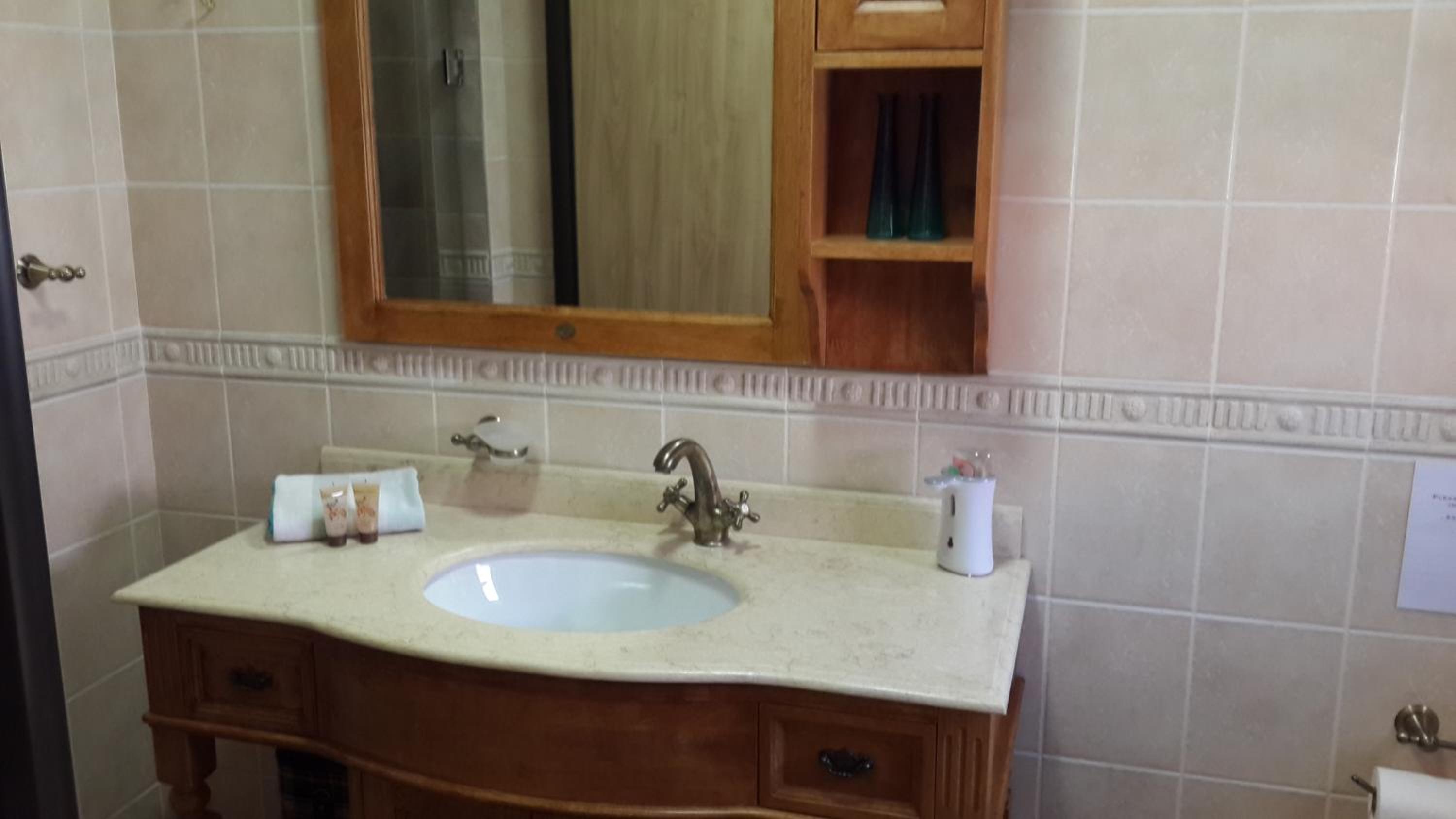 Queen Room - Disability Access - Photo 4