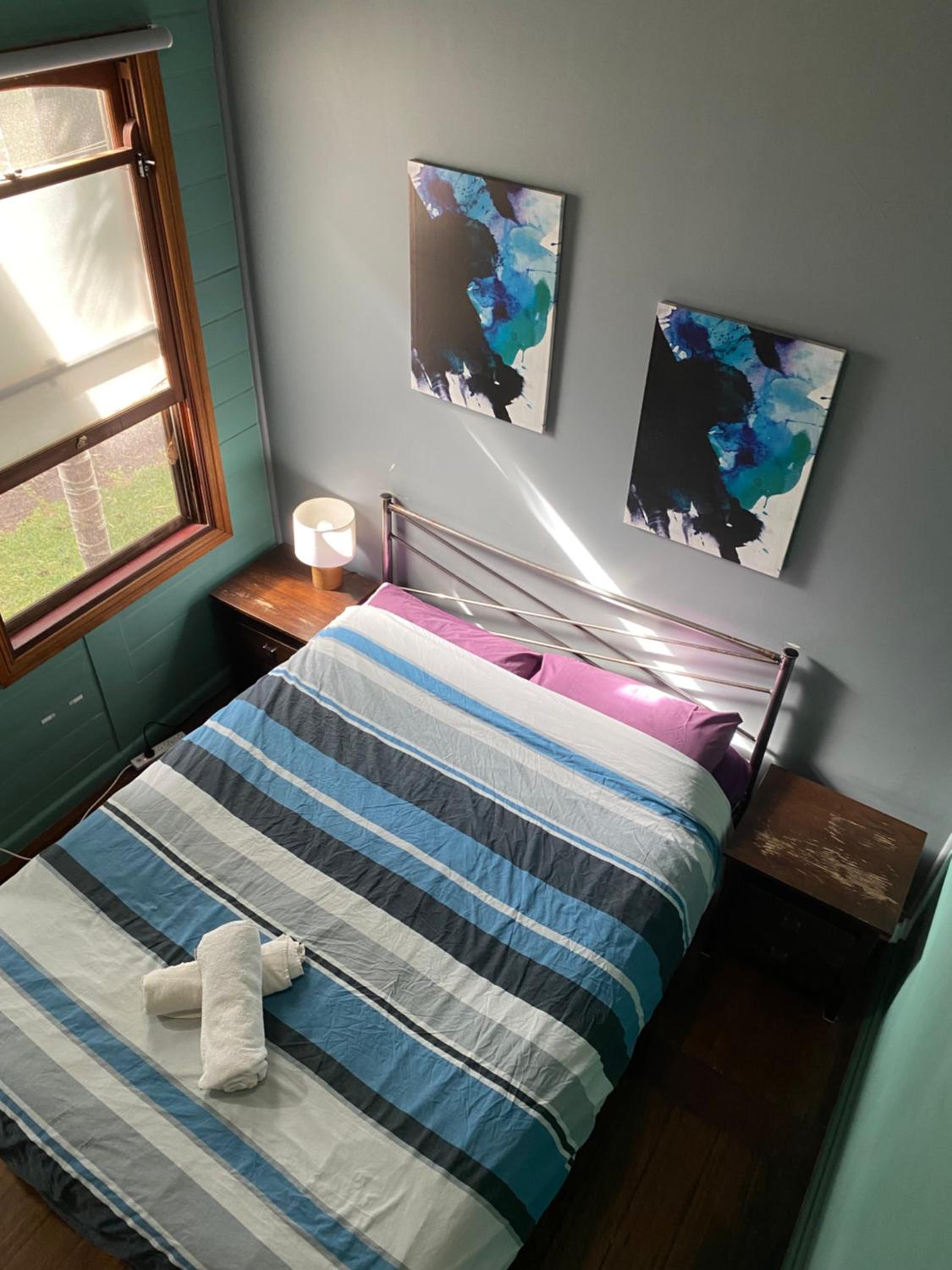 Queen Room with Shared Bathroom photo 2