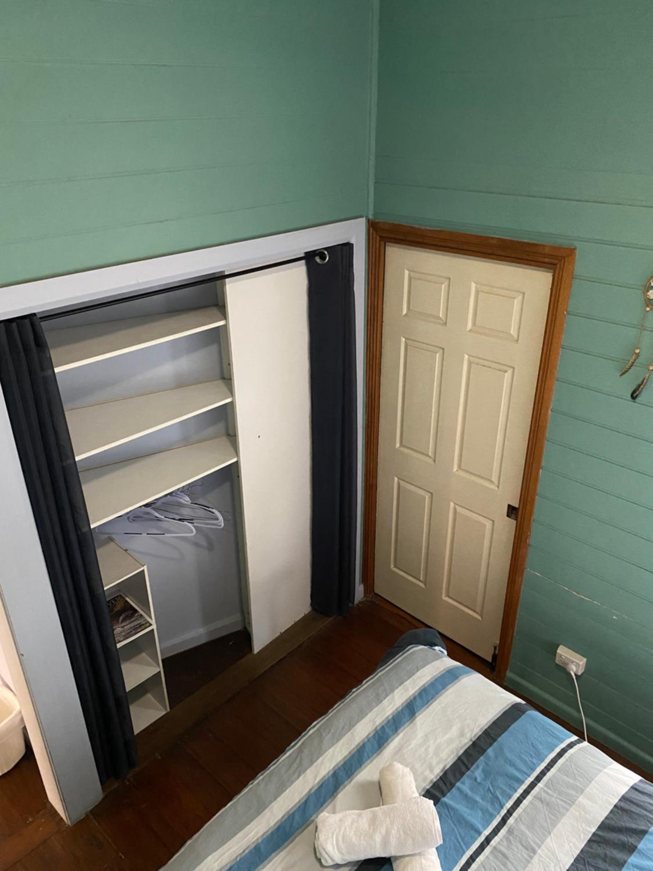 Queen Room with Shared Bathroom photo 1
