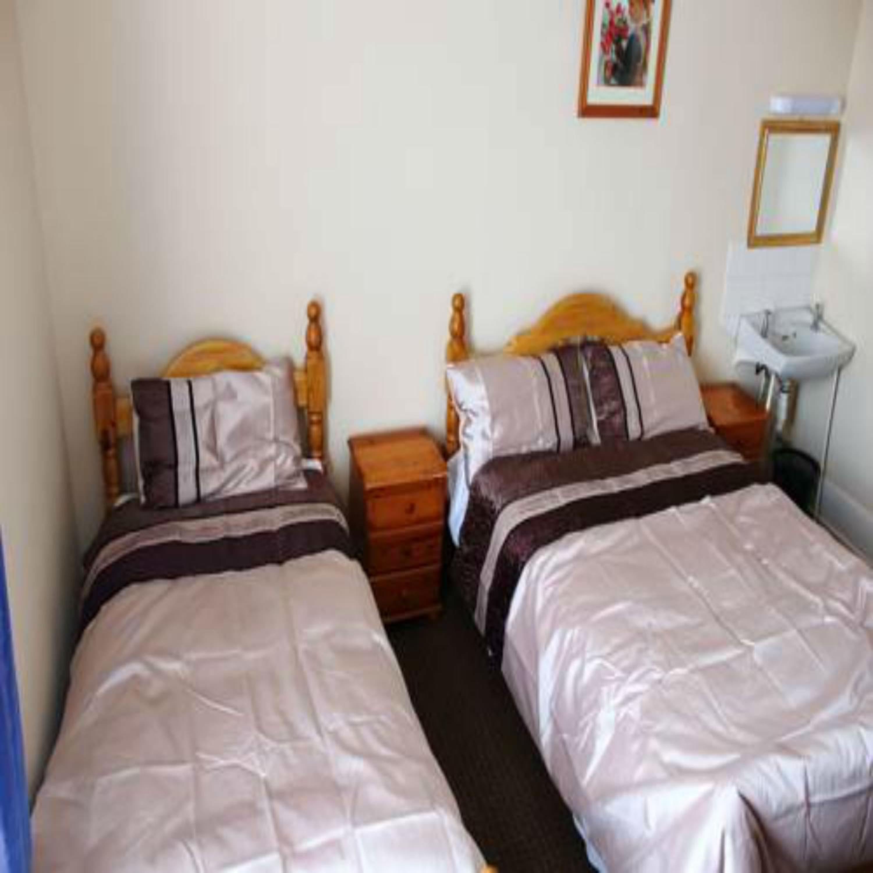 Basic Triple Room with Shared Bathroom photo 2