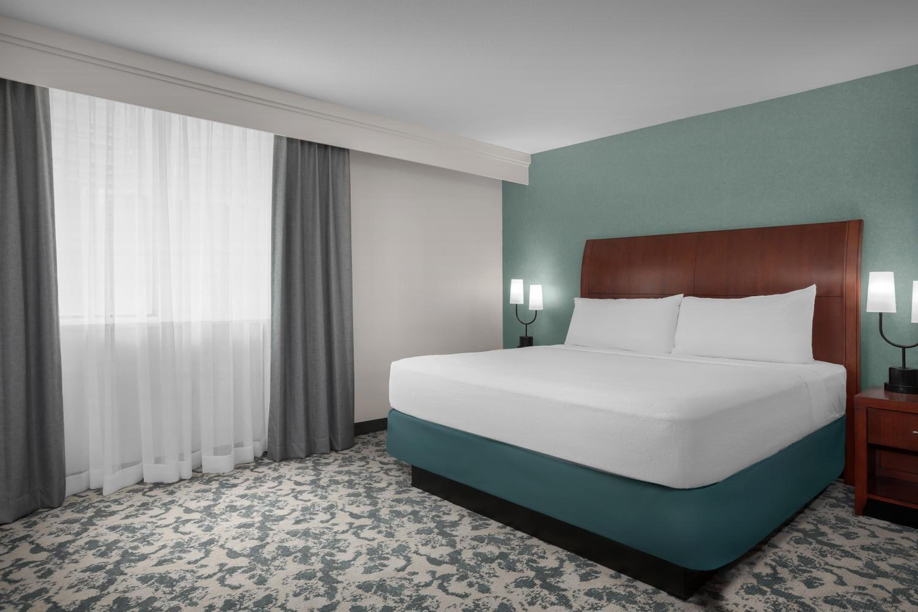 Premium King Room thumbnail 6