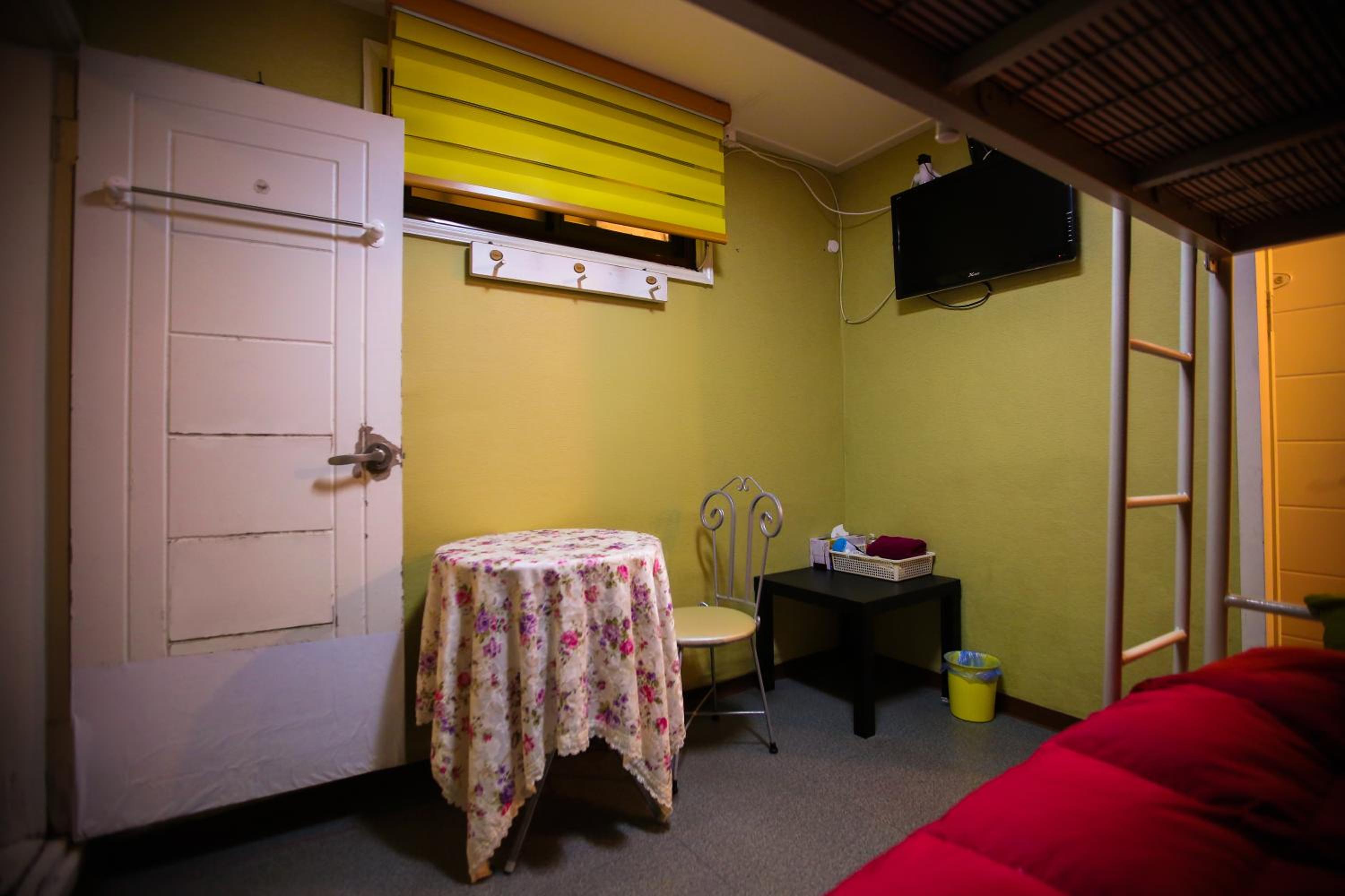 Twin Room - Photo 17