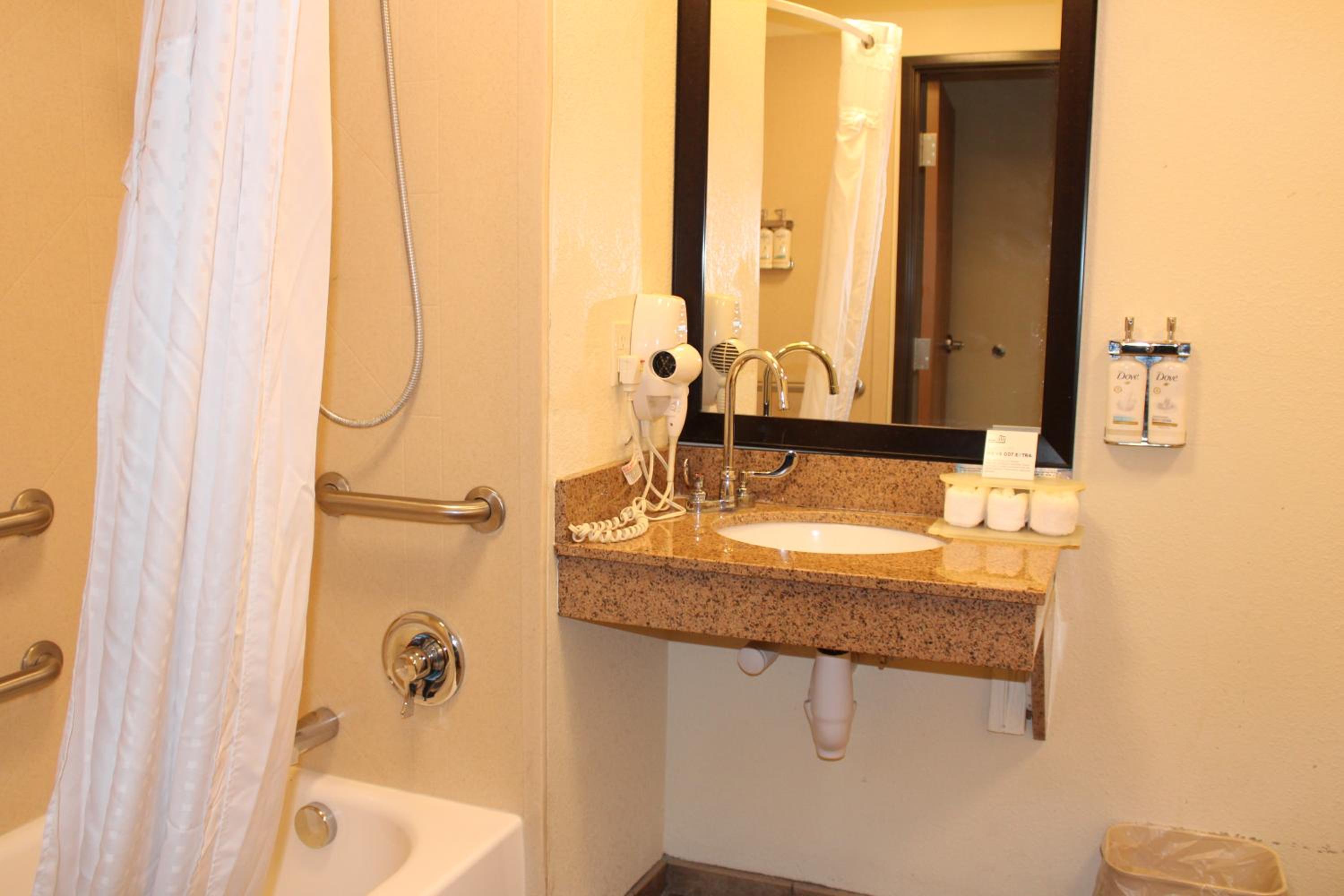 Standard Queen Room with Two Queen Beds and Mobility Accessible Tub - Photo 2