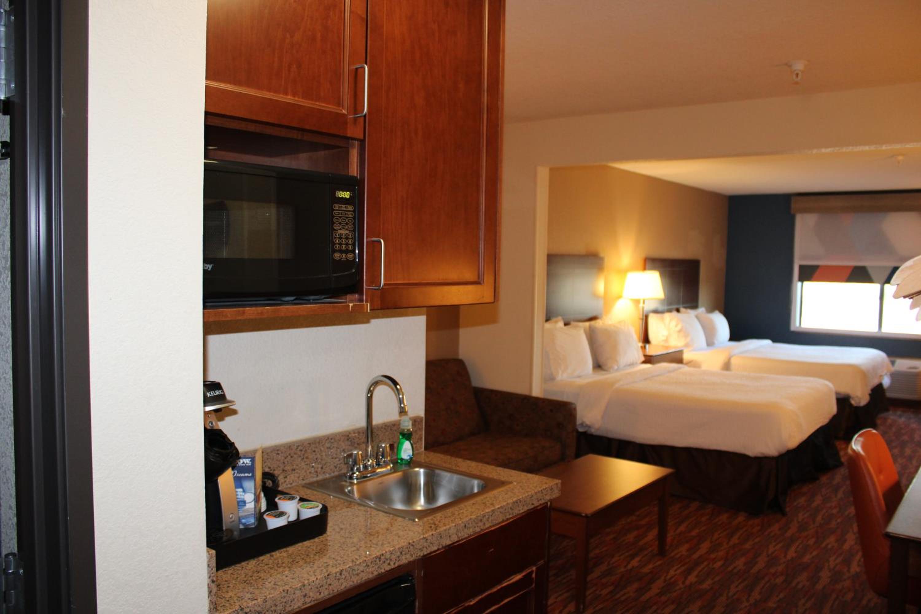 Queen Suite with Two Queen Beds and Sofa Bed - Photo 3