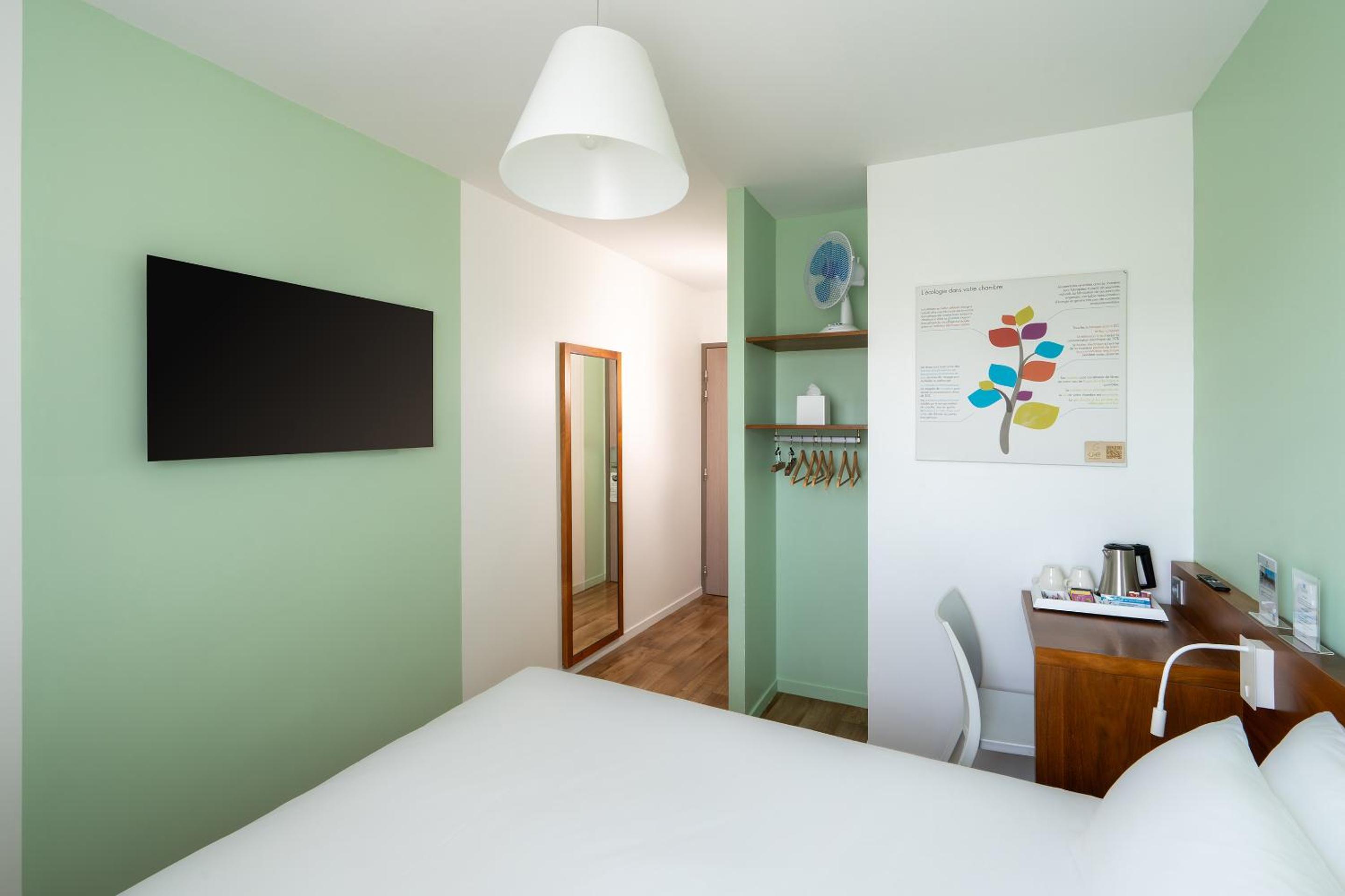 Family Room with One Queen Bed and One Bunk Bed - Non-Smoking - Photo 9