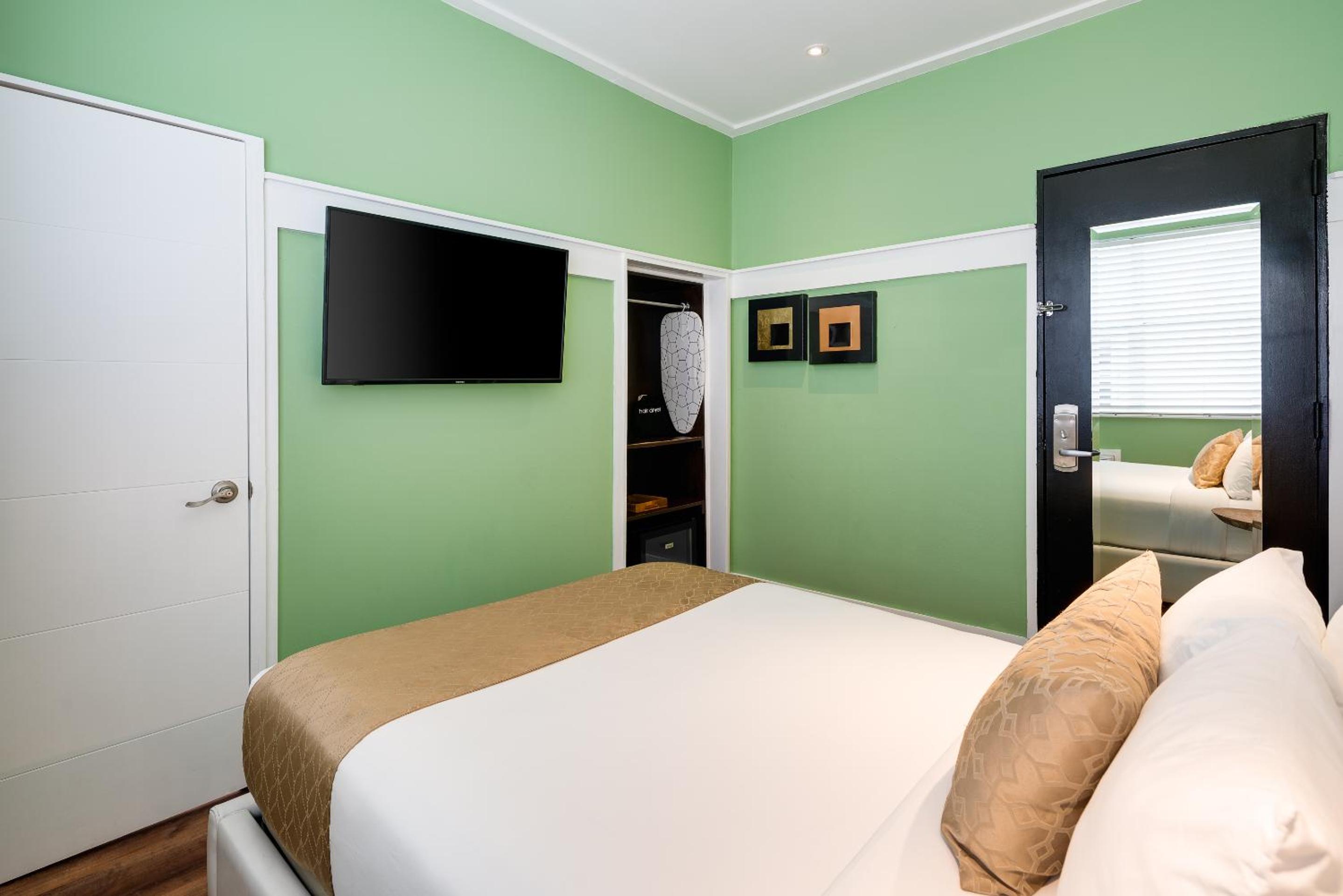 Queen Bedroom - Photo 5