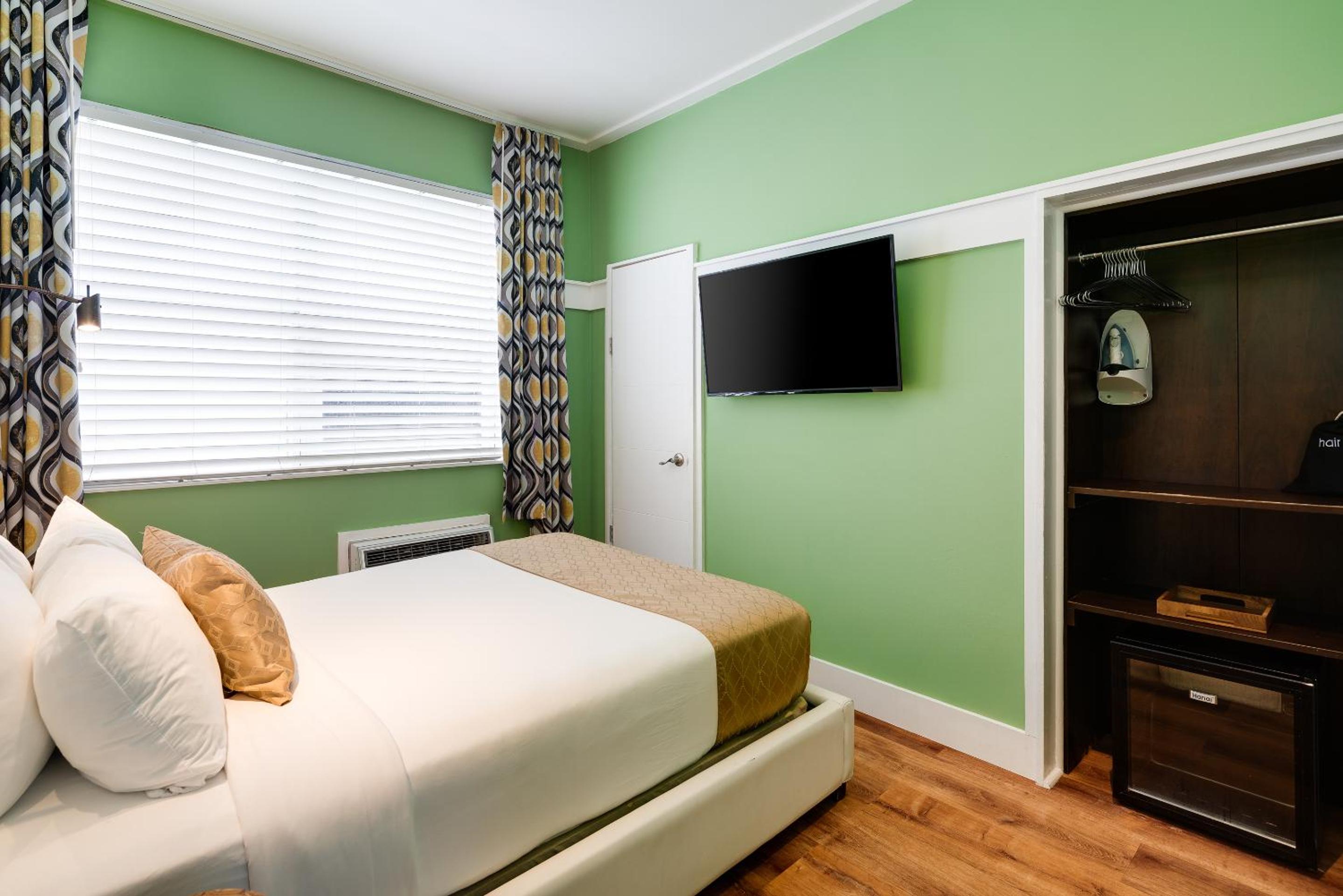 Queen Bedroom - Photo 4