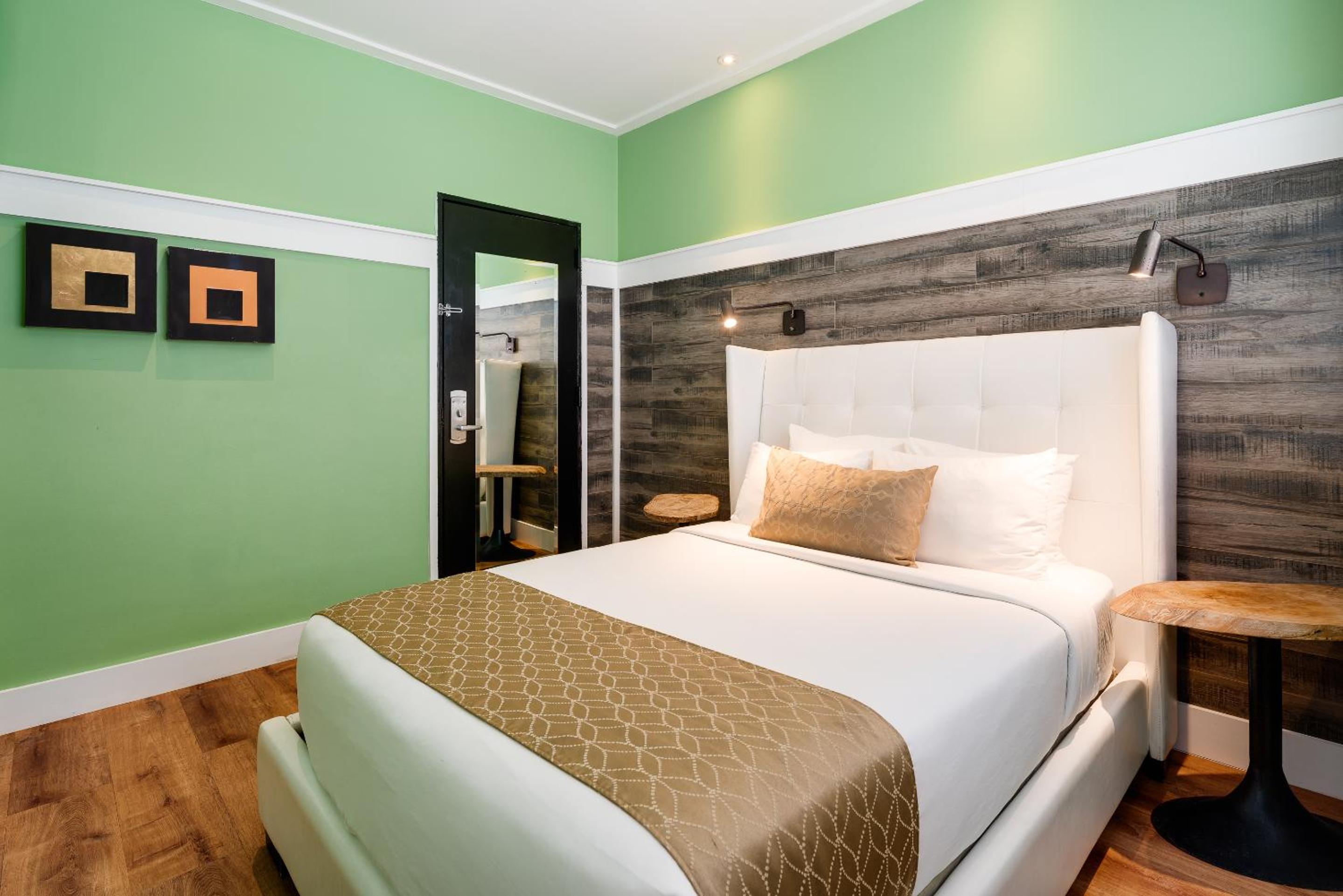 Queen Bedroom - Photo 3