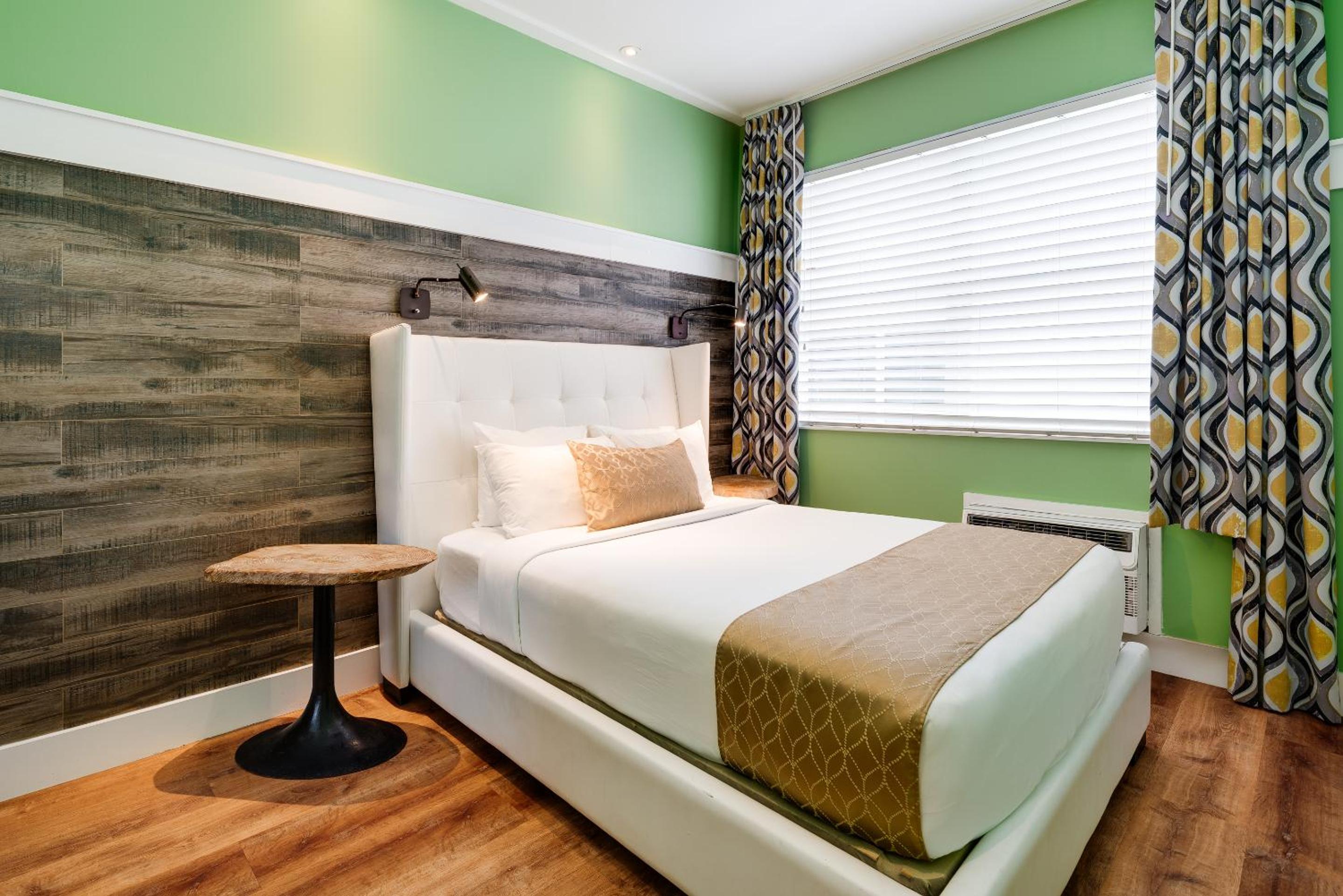 Queen Bedroom - Photo 1