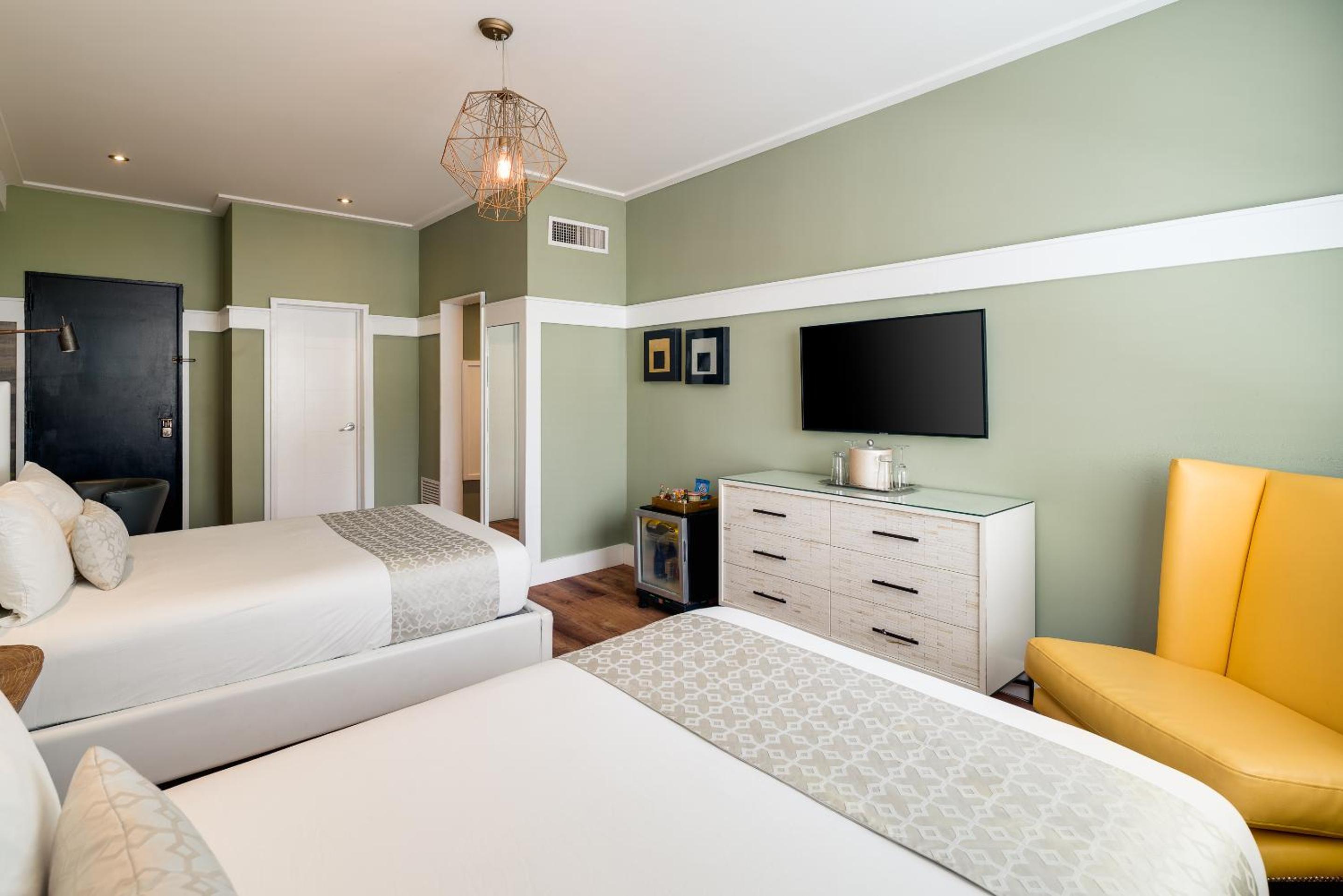 Double Bedroom City View - Photo 3