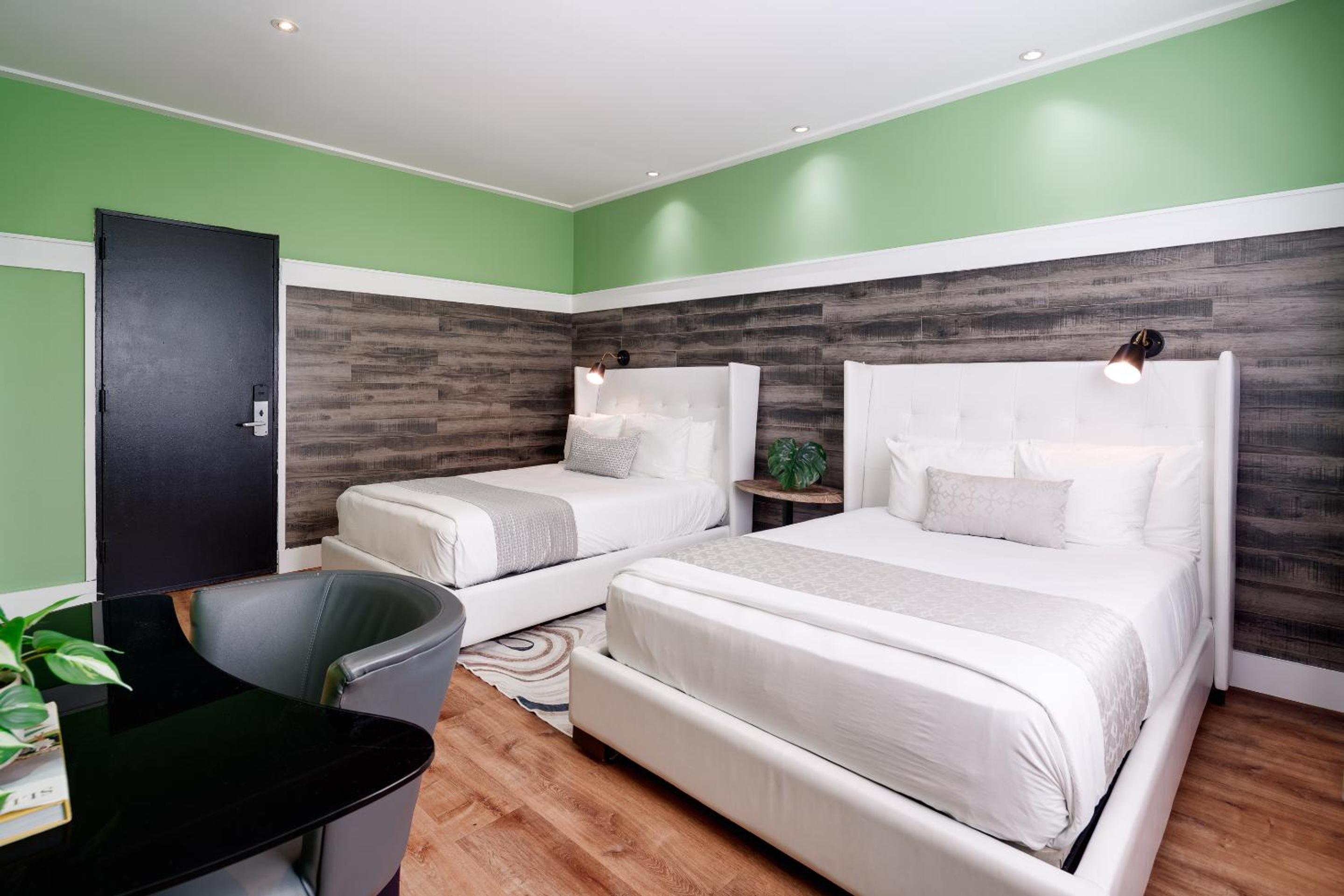 Double Bedroom Pool View - Photo 3