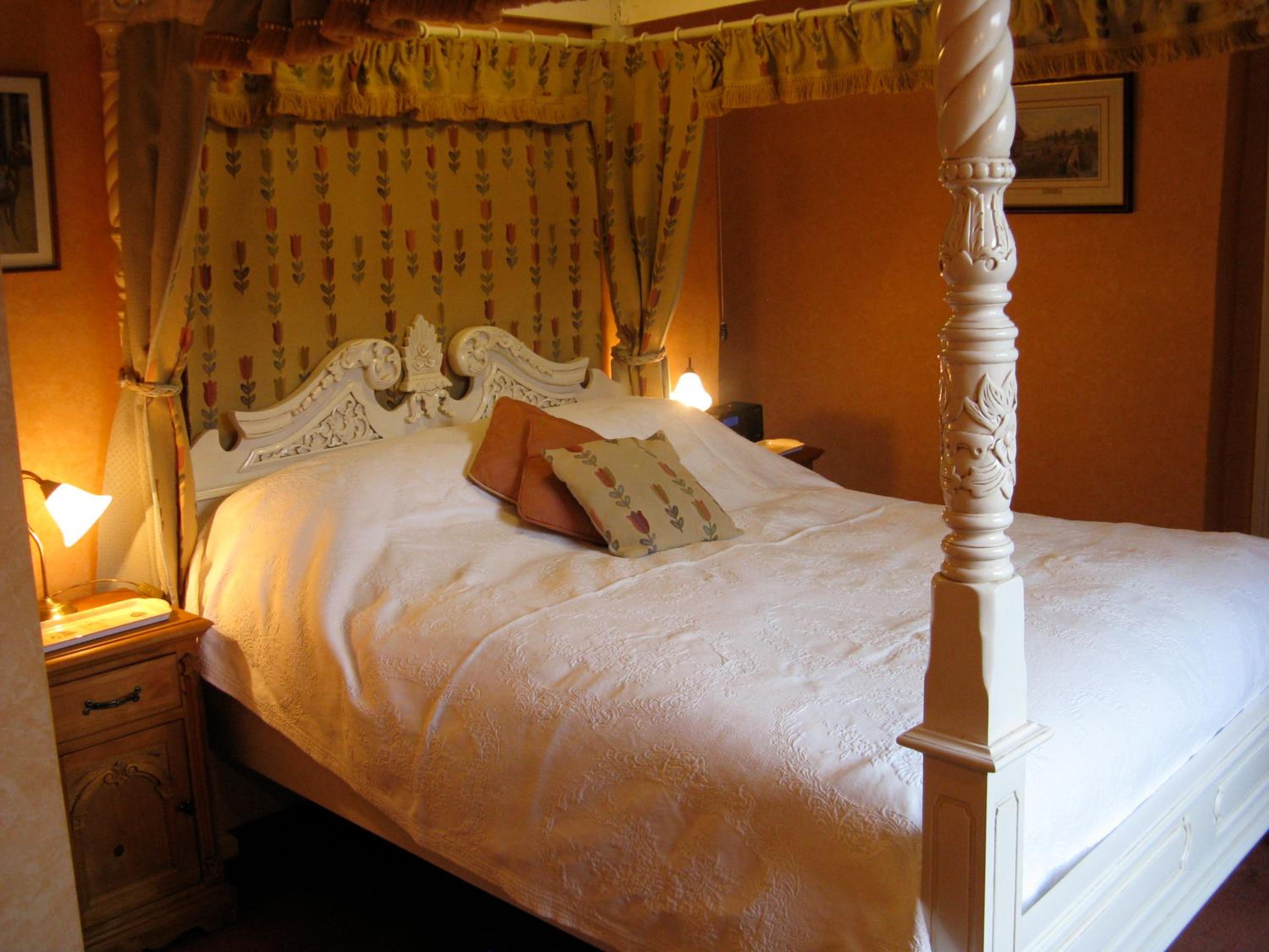 King Room with Four Poster Bed - Photo 3