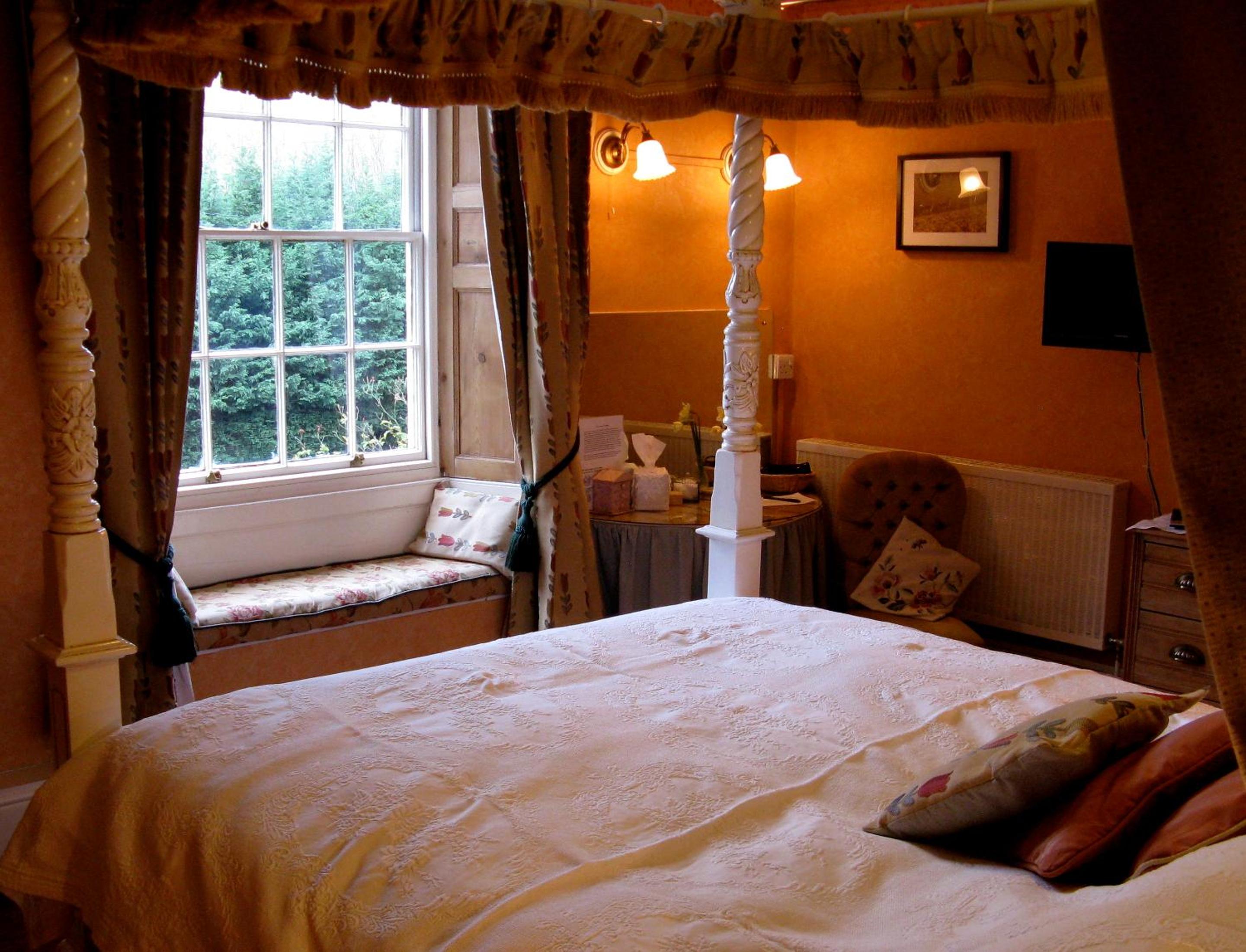 King Room with Four Poster Bed - Photo 4
