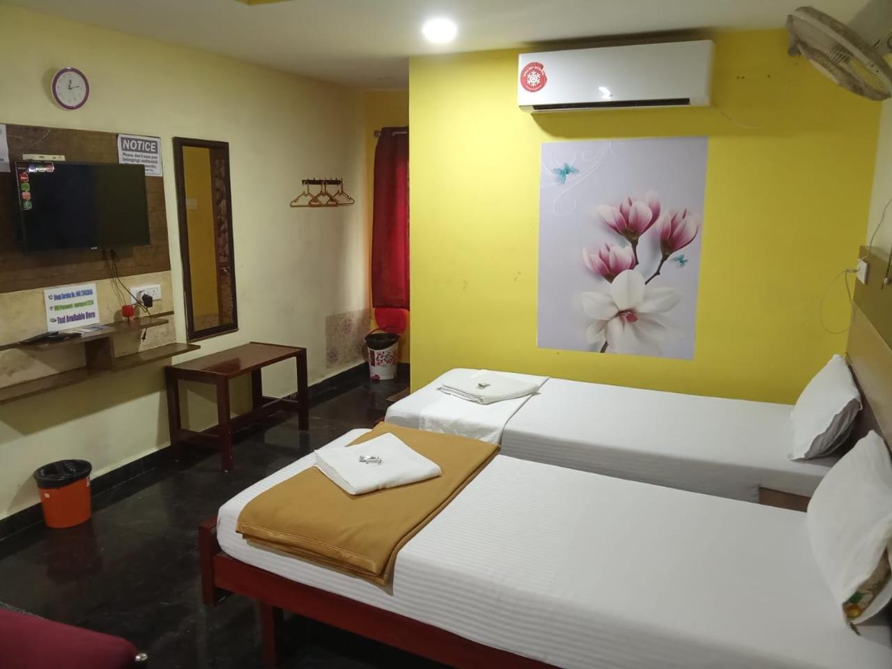 Deluxe Twin Room photo 3