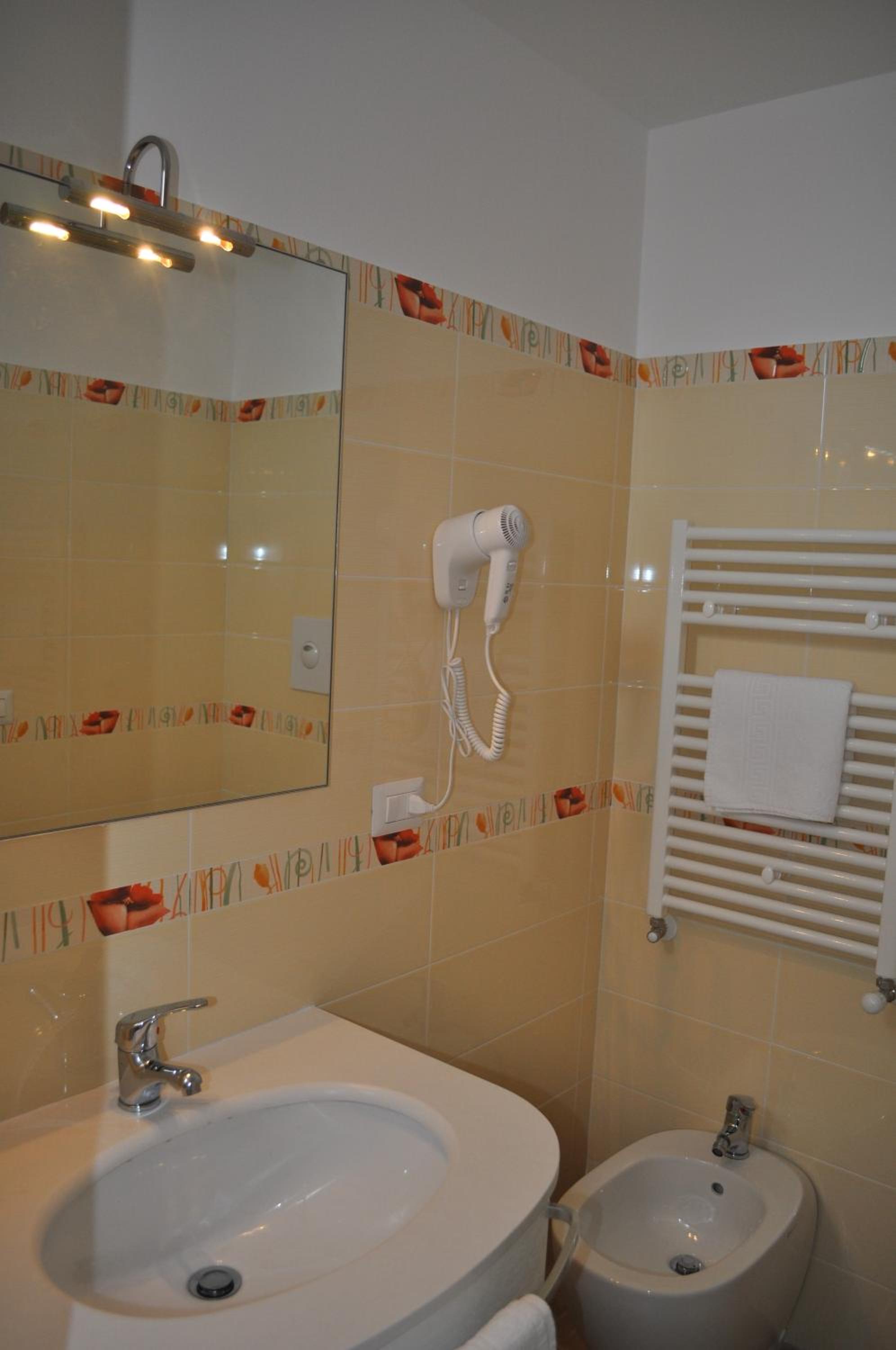 Double Room - Photo 9
