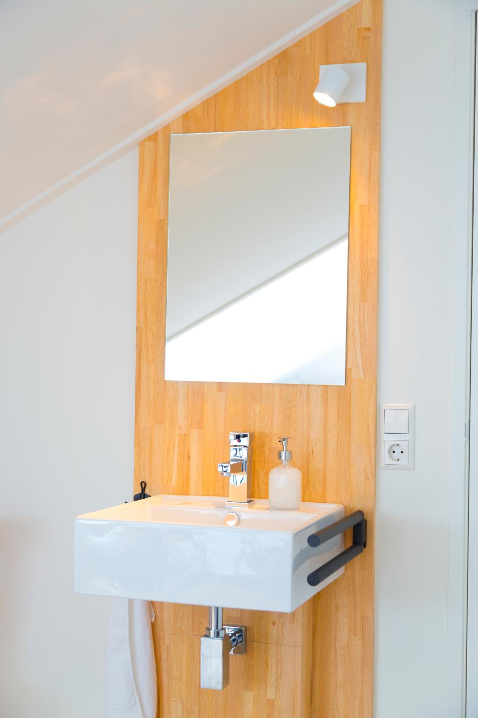 Single Room with Shared Bathroom photo 3