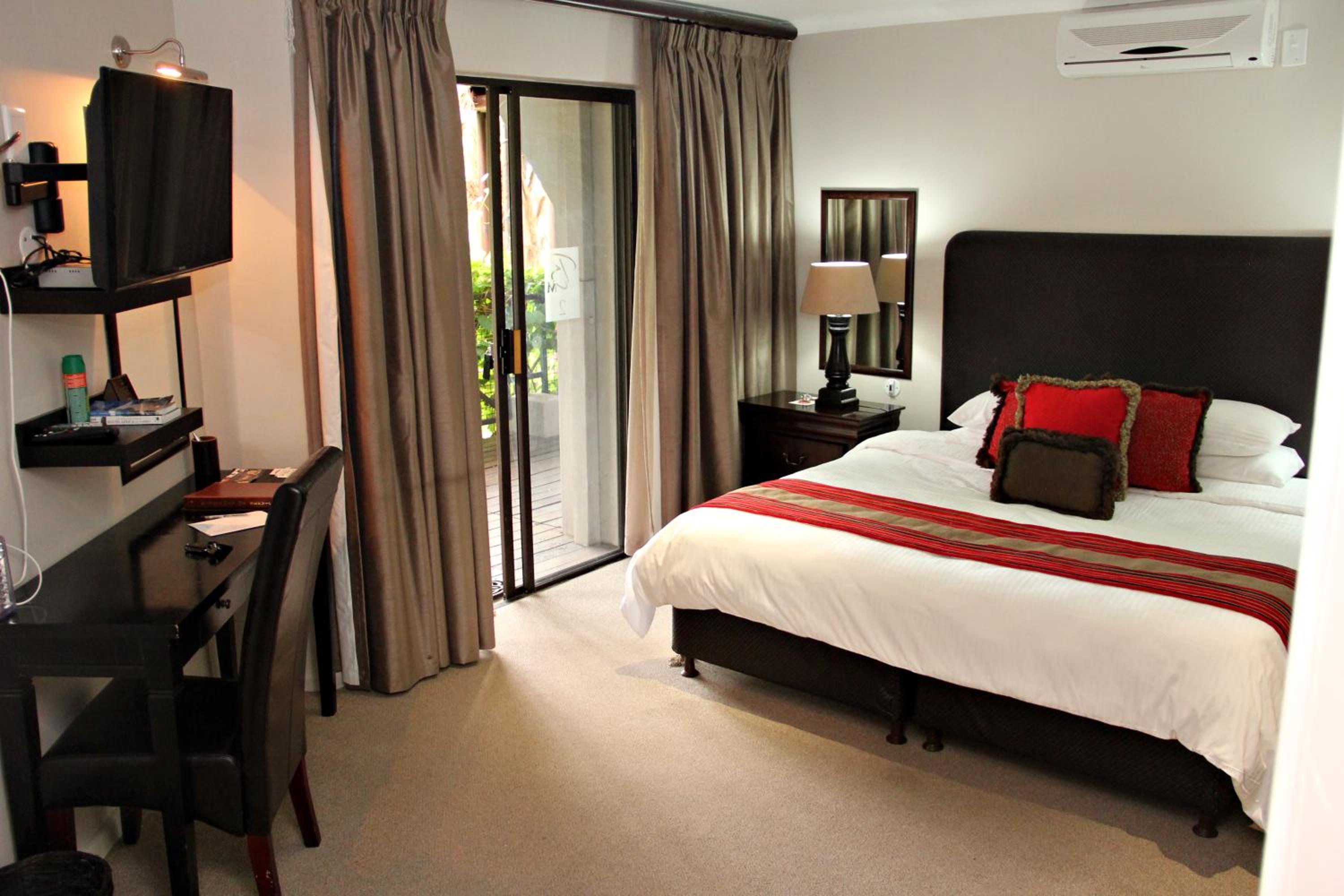 Deluxe King Room - Photo 9