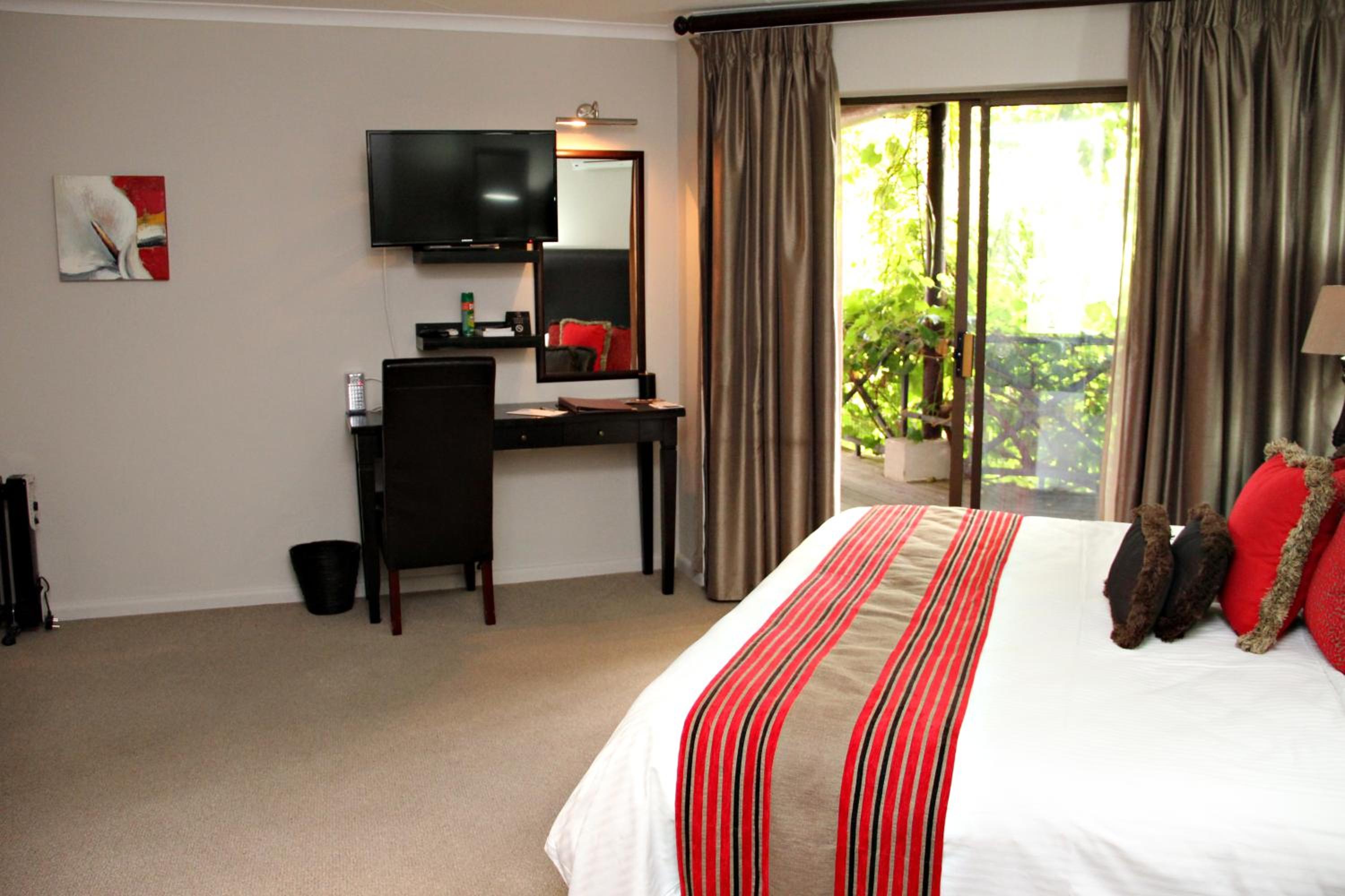 Deluxe King Room - Photo 8