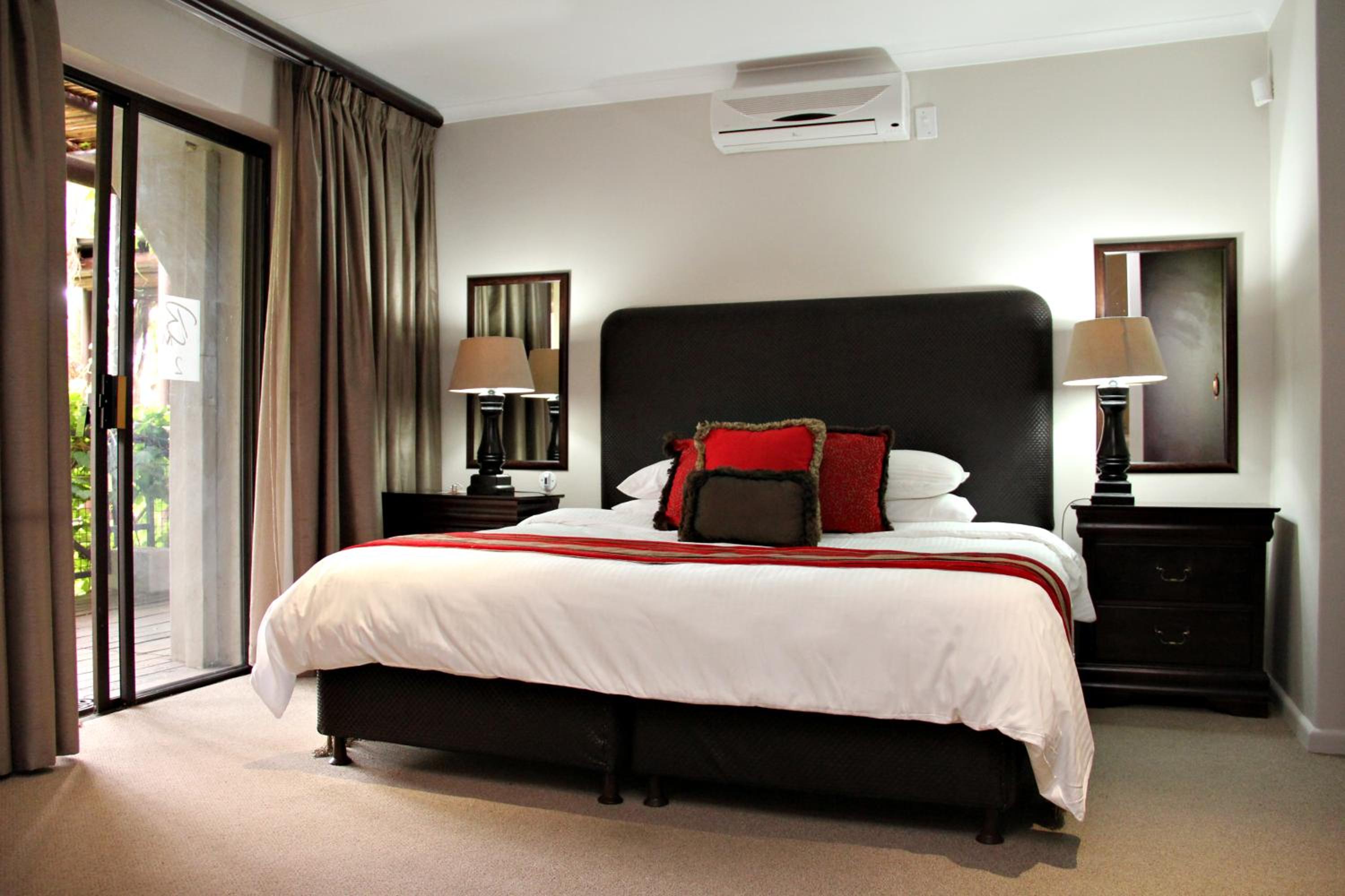 Deluxe King Room - Photo 10