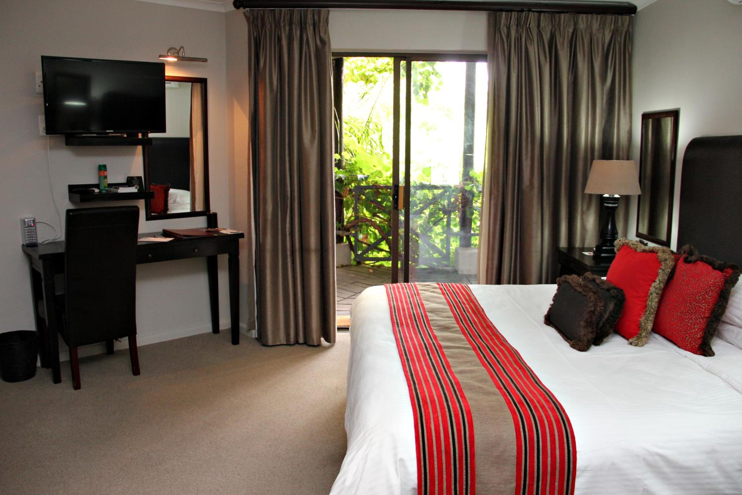 Deluxe King Room - Photo 11