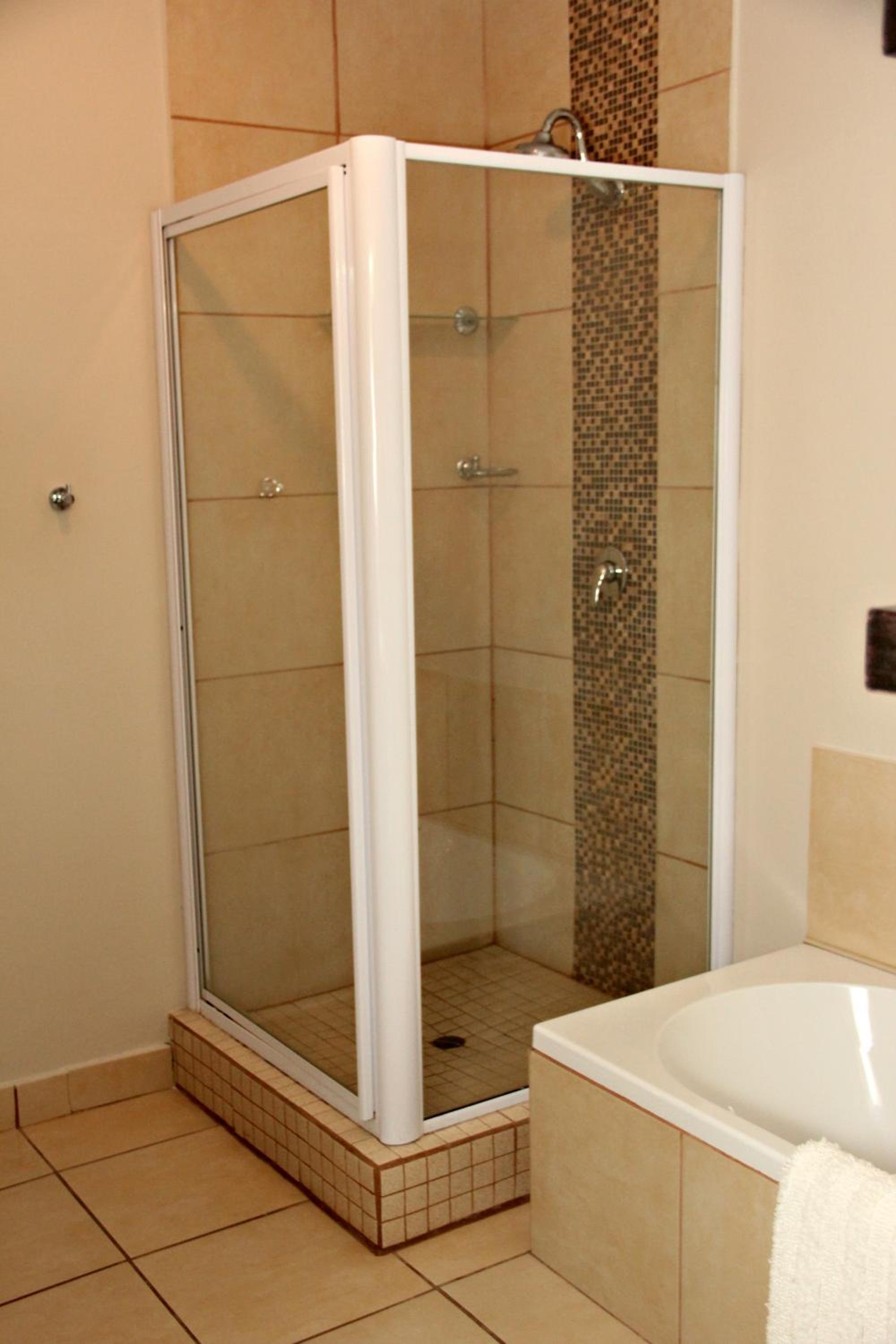 Deluxe King Room - Photo 12