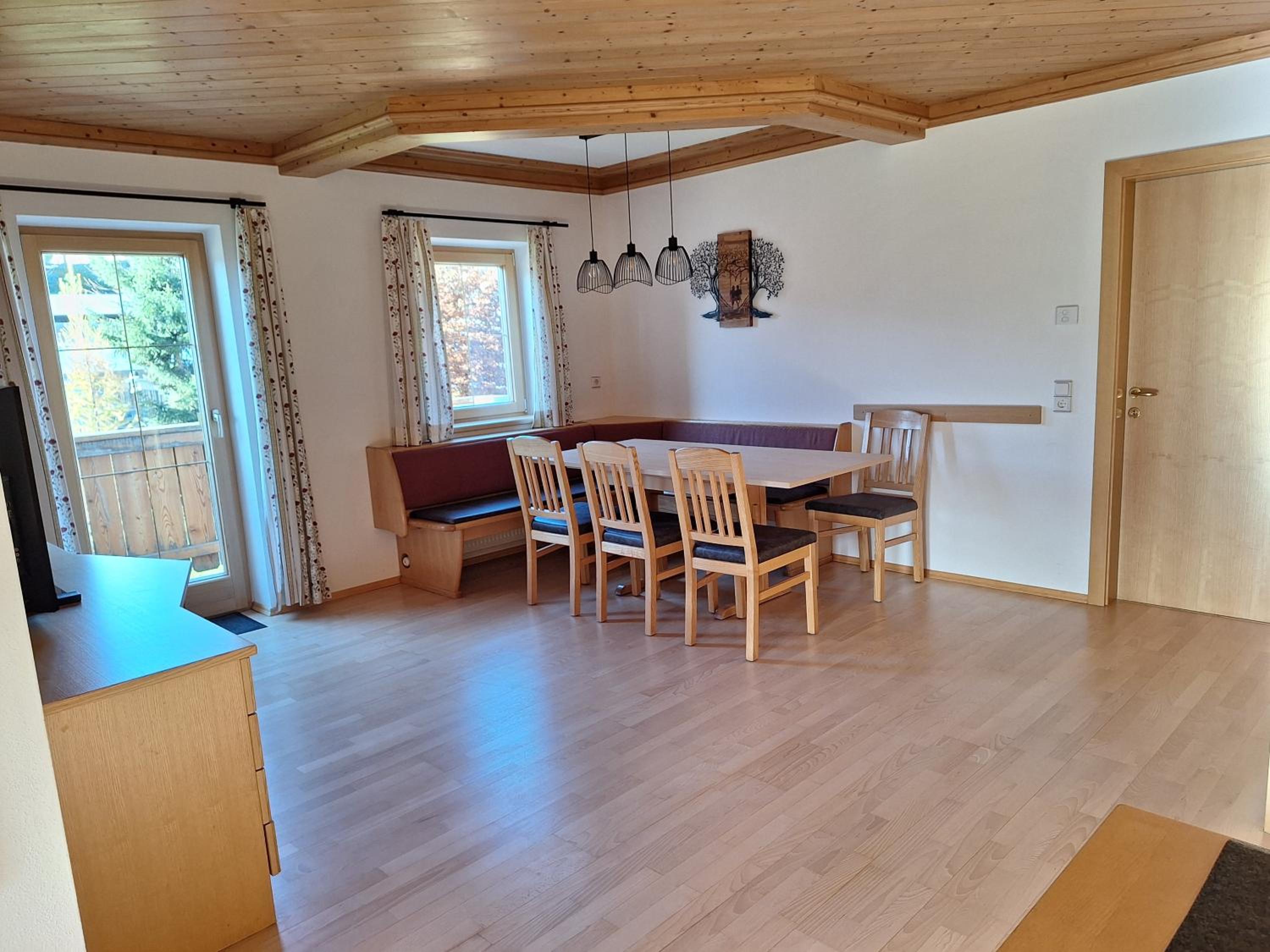 Four-Bedroom Apartment with Balcony  photo 2