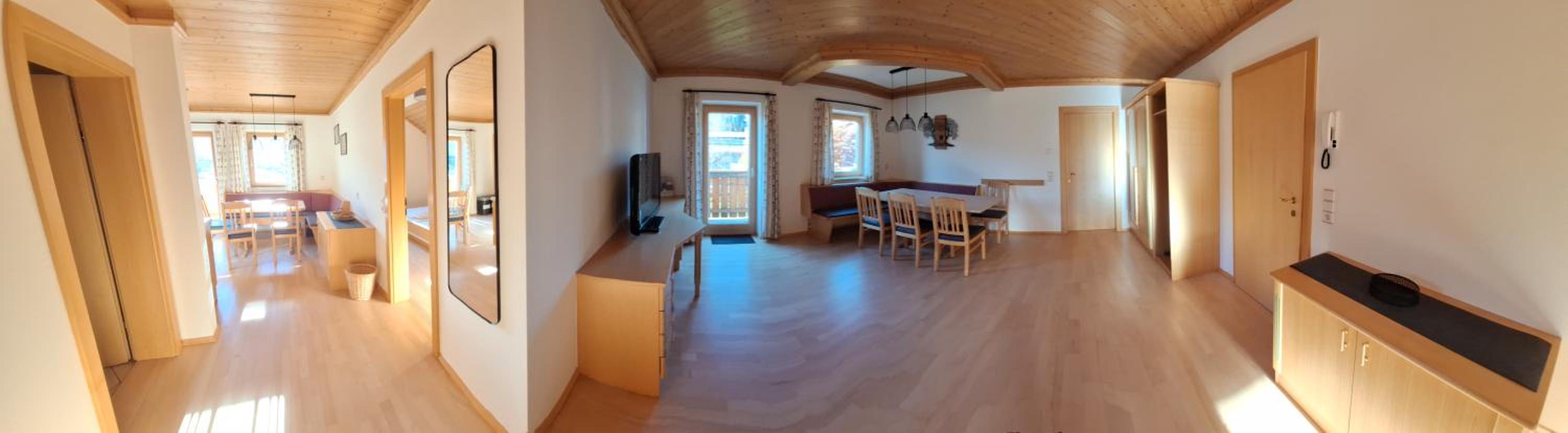 Four-Bedroom Apartment with Balcony  photo 3