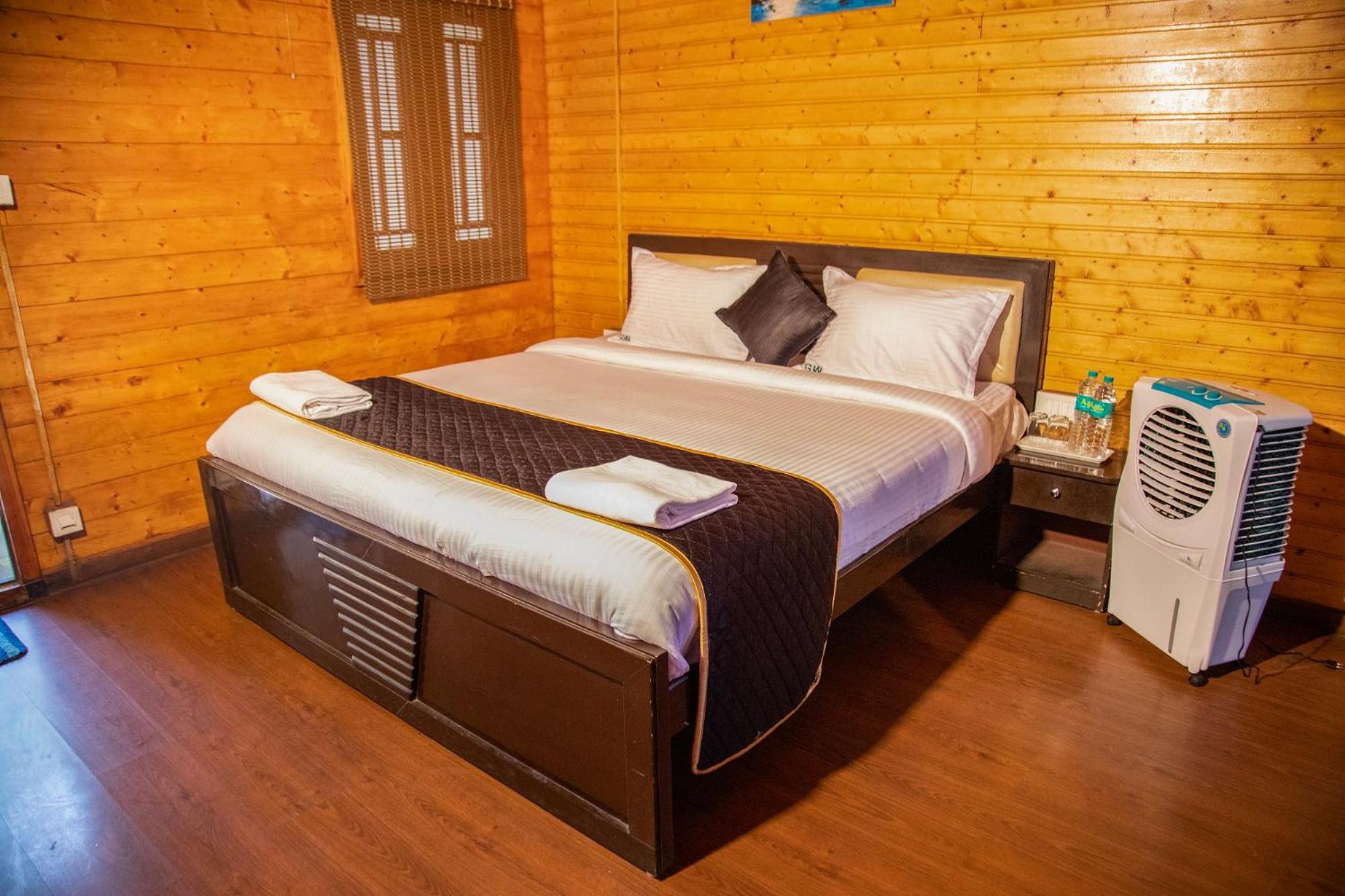 Deluxe Double Room (2 Adults + 1 Child)
