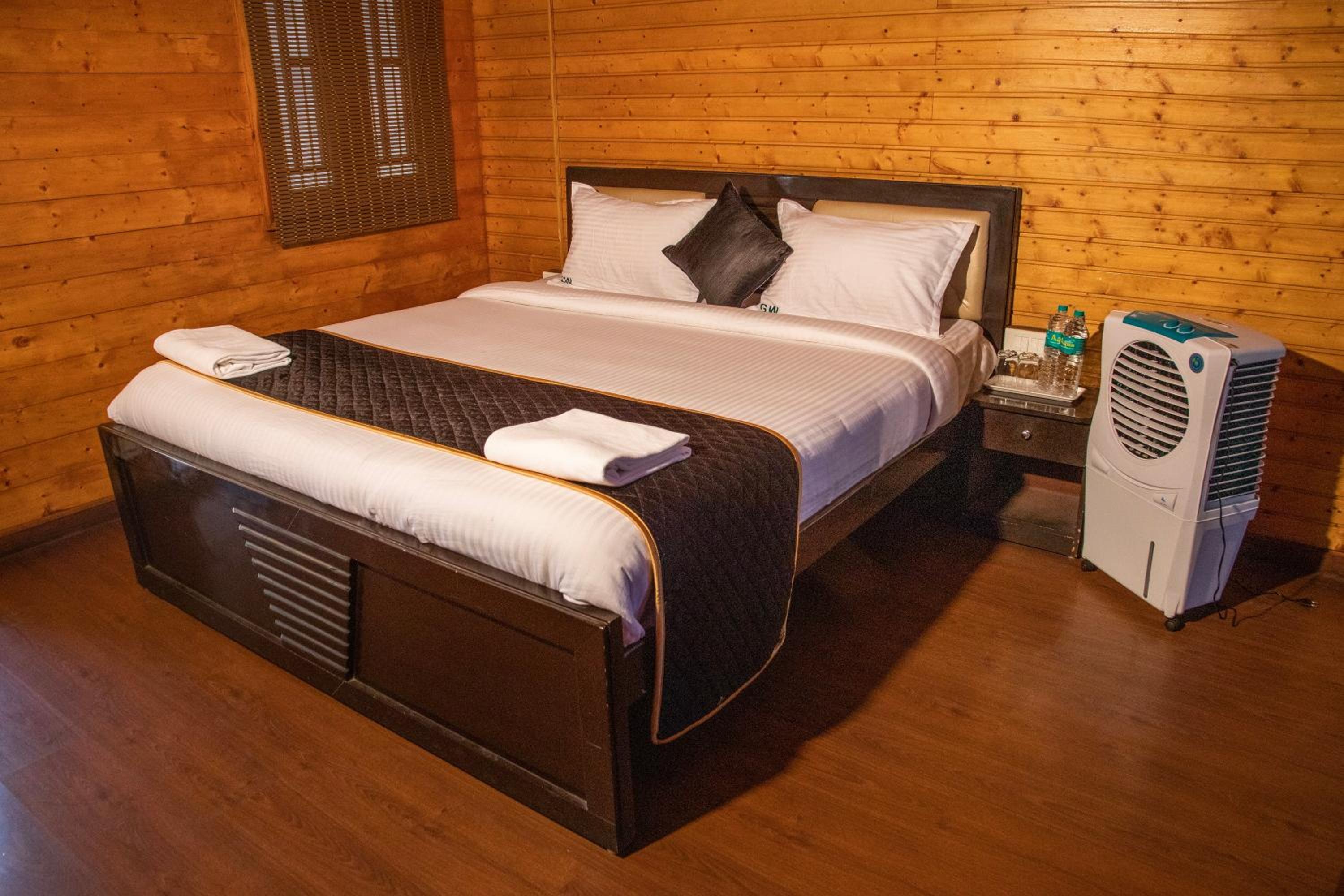 Deluxe Double Room (2 Adults + 1 Child) photo 2
