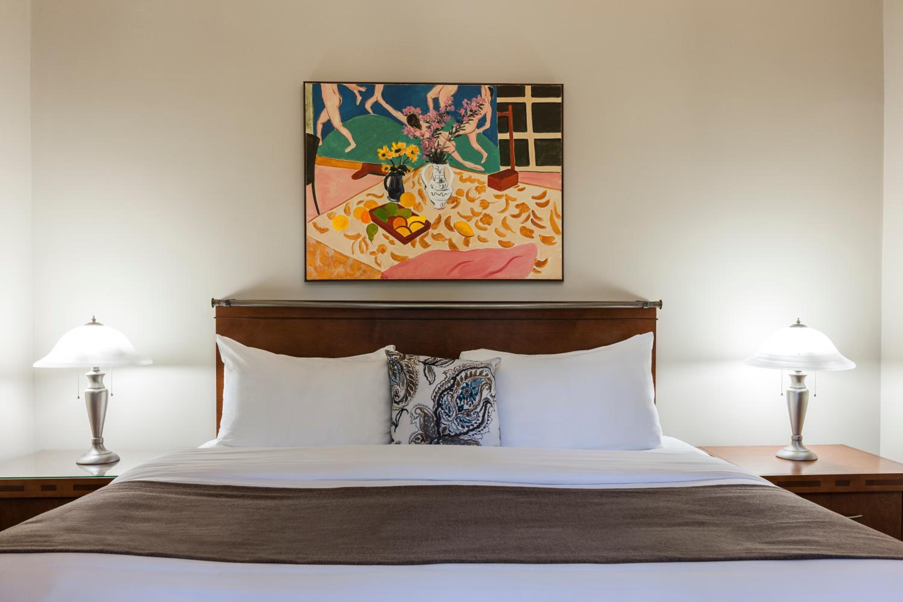 Suite - Photo 1